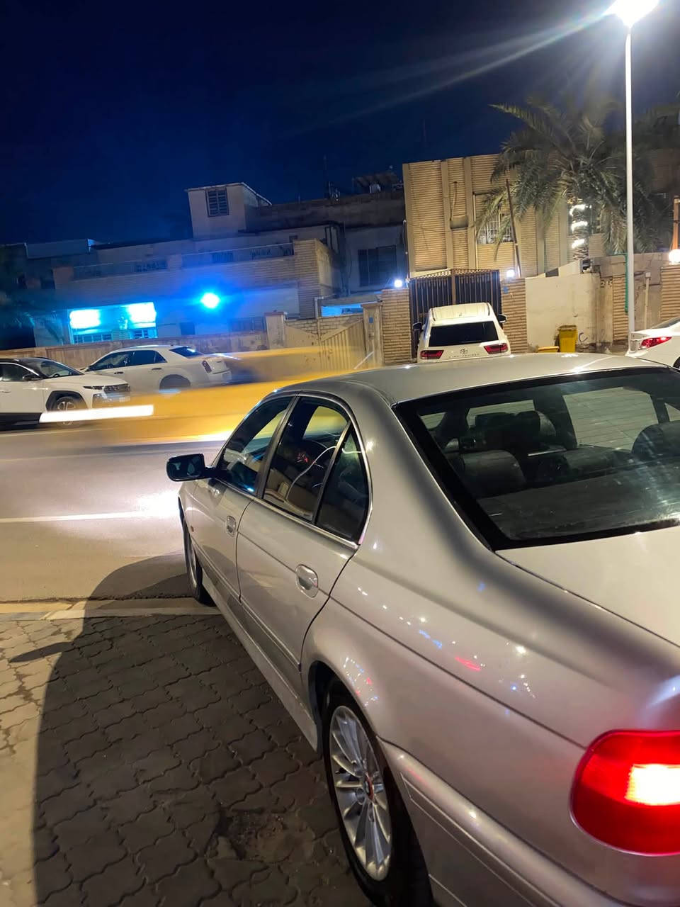 السلام عليكم بي ام صقر للبيع موديل 2000

525 بلاد كير ومحرك بالشرط السيارة جديدة كلش مثل ماواضح بالصورة وبالحقيقة بعد احلى من الصور شرط فقط بيها تصليح الدوس ويحتاجً صبغ الدعاميه ول دوس فقط السيارة معروفة  مواصفاتها تبريد ❄️ ثلج تدفئة سياره مكينه جديده 525 دبل فانوص ✈️وسعر 80وبيها مجال رقم بصره تحويل ثاني يوم لتواصل *********** تنبيه🚨(مراوس حسب القناعه)
