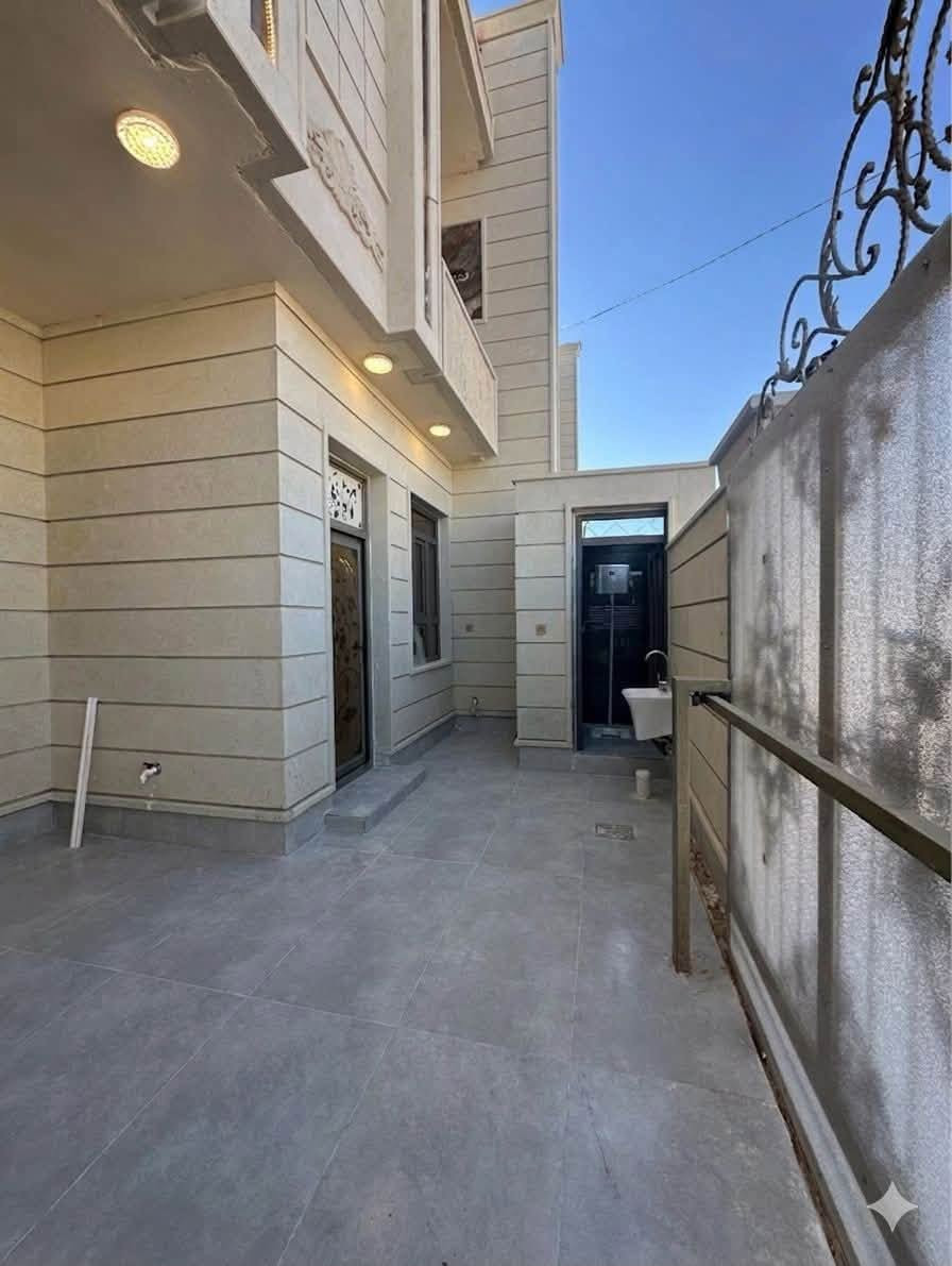 السلام عليكم بيت للبيع التصنيع
جاهز للسكن زيرو 
مساحه 150 متر 
واجهه 7.5*20
4 غرف نوم 
شارع 12 متر 
خلف علوه الاسماك 
سعر 130 مليون 
للأستفسار ***********
