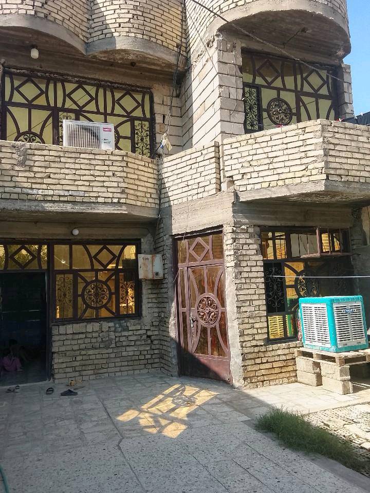 دار للبيع  200 متر 
العنوان بغداد الكرغولية 
6 غرف طابقين  كل طابق حمام