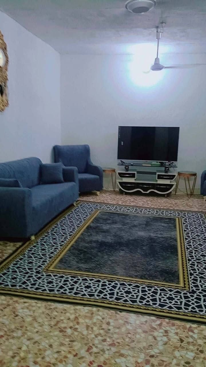 السلام عليكم بيت للبيع حله منطقة عنانه قرب مدرسة ثانوية الكرار
يتكون البيت من غرفة نوم واستقبال وكلدور ومطبخ وصحيات وطرمه مسقفه ومنور طابق واحد زراعي مكاتبه علما بأن المنطقة مفوضه بالطابو كافة الخدمات متوفره مساحة 170 م 

السعر 30 مع الغراض والغراض كلها جديده بي مجال أكثر استفسار اتصل بنا على الرقم ***********
