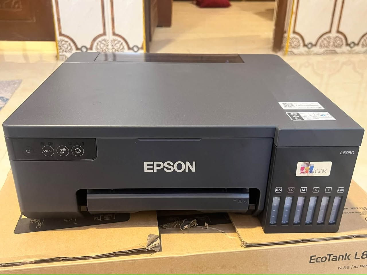 سلام عليكم عندي طابعه Epson: 6 ألوان لطباعة صور غنية وواضحة جداً.الدقة: تصل دقة الطباعة إلى 5,760 × 1,440 نقطة في البوصة (DPI).الوسائط المدعومة: تدعم الطباعة بدون حدود، والطباعة المباشرة على الأقراص المدمجة (CD/DVD)، وبطاقات البلاستيك (PVC).الاتصال: تدعم شبكة الواي فاي (Wi-Fi) وخاصية (Wi-Fi Direct) للطباعة السهلة من الهواتف والأجهزة الذكية. ملاحضه الطابعه جديده بنسبه  ١٠٠/٩٩ السعر 375رقم الهاتف ***********
