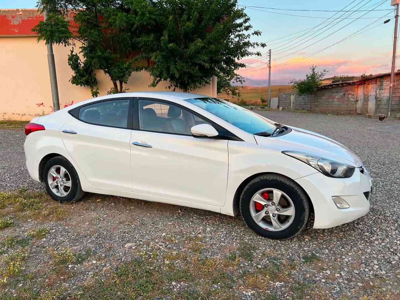 هؤندا ئافانتي ٢٠١٢
براوه ي دوبه ي 
سه قف وكه فه رو به تانه به شه رت
ده حم و ليدراو خايس به شه رت 
جاريكي تر درواوه ته وه
گيرو مه كينه به شه رت
توندو تؤلي به شه رت 
سه ياره ي ماله 
ته بريد به شه رت 
بريكي به سراوه 
جامي هه لگيراوه 
كوشن جلدو هيته ره 
شاشه يه 
حاسه يه 
كاميرايه 
ئيكؤيه 
ديلكؤ ي لي نادات چاك كراوه 
كودي هه يه به ناوي خؤمانه 
شوين قه لادزئ 
***********
