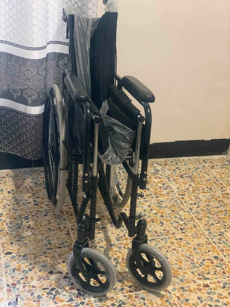 عربانه جديده لوك كلشي مابيه خدش  مابيه وبسعر مناسب وما مستعمله للتواصل خاص او على هاذا الرقم ***********
