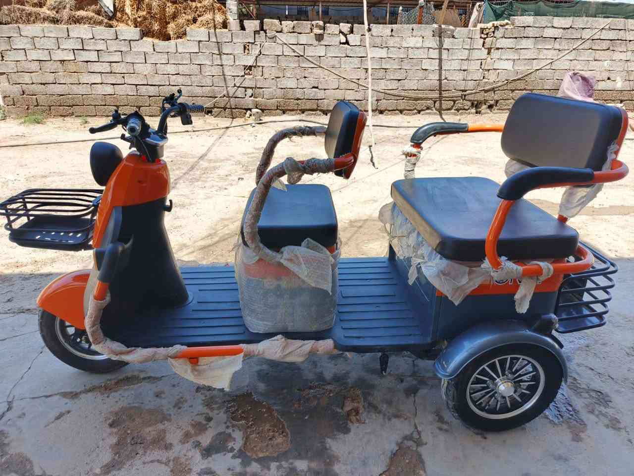 دراجة ثلاثي شحن نضيفة للبيع السعر مليون وميتن وخمسين وبيه مجال العنوان الشعلة طريق إبراهيم ابن علي منطقة الفراشية رقم الموبايل  ***********
