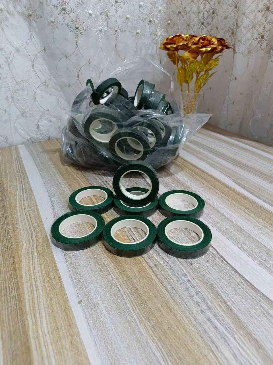 🌿 شريط أخضر لتنسيق الزهور والأعمال اليدوية
شريط مرن وسهل الاستخدام، مناسب لتنسيق باقات الورد، تغليف السيقان والأغصان، والأشغال اليدوية والديكورات.
متوفر 80 قطعه  
سعر القطعه 1000 
3قطع 2000

