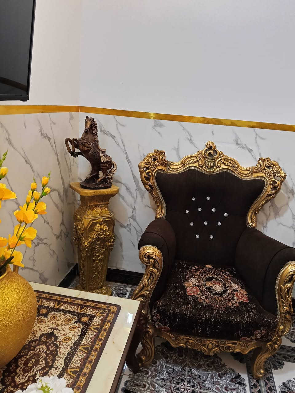 تخم زان نضيف 10 مقعد قنفتين ثلاثيه واربع كراسي وبرده ودنكه والحصان كلهم ب 750.. التواصل ع الرقم ***********

