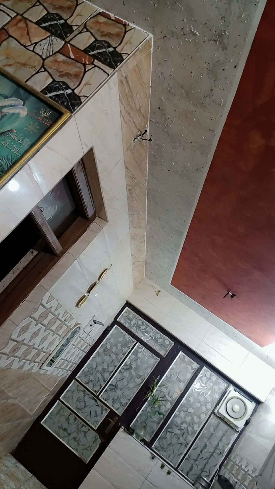 بيت المساحه ١٠٠ م شارع محمد الصافي زراعي يحتوي على استقبال وصاله وغرفه نوم ومنور داخلي  وصحيات خارجيه
وداخليه  والطابق الثاني يحتوي على صاله وغرفه  وصحيات سويت كامل البيت بناء جديد السعر130وبيه مجال  للأستفسار واتس اب على الرقم ***********
ا
