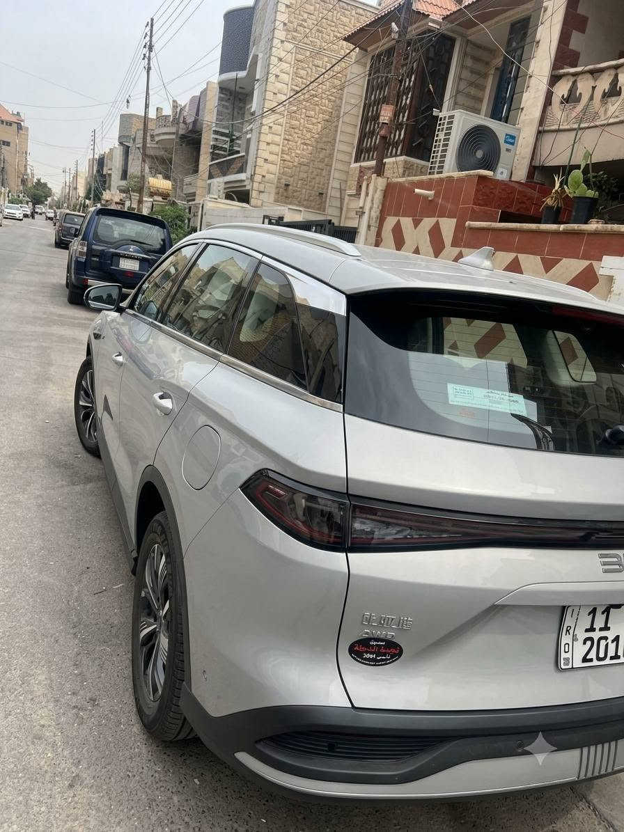 هي بي واي دي سونغ بلس (BYD Song Plus EV / Champion Edition) من فئة كروس أوفر (SUV) الكهربائية.
الموقع البلديات
***********
​1. النوع والموديل

​الشركة المصنعة: BYD (بي واي دي).

​الموديل: Song Plus (تُعرف أيضاً في بعض الأسواق باسم BYD Seal U).

​سنة الصنع/الجيل: الجيل المحدث (Facelift / Champion Edition)، موديل - 2025. 

​2. أبرز المواصفات الفنية

​منظومة الحركة: كهربائية بالكامل (EV).

​المحرك: محرك كهربائي أمامي يولد قوة تصل إلى حوالي 204 حصان (150 كيلوواط) وعزم دوران 310 نيوتن.متر. 

​البطارية: بطارية شفرات متطورة وأمنة جداً (BYD Blade Battery) بسعة تقارب 71.8 كيلوواط/ساعة أو 87 كيلوواط/ساعة (حسب الفئة والمواصفات). 

​المدى (المدى الكهربائي): يتراوح بين 520 كم إلى 605 كم بالشحنة الواحدة (وفق المعيار الصيني CLTC). 

​الشحن: تدعم الشحن السريع (DC) الذي يمكنه شحن البطارية من 30% إلى 80% خلال 30 دقيقة تقريباً، بالإضافة للشحن المنزلي (AC).

​3. المواصفات الخارجية والداخلية (حسب ما يظهر في الصورة والفئة)

​التصميم الخارجي: تصميم واجهة أوشن آيس (Ocean Aesthetics) الهادئ وبدون شبك تقليدي كبير، إضاءة LED بالكامل، وسقف بانورامي (كما يظهر أعلى السيارة).

​الحساسات والكاميرات: تحتوي على حساسات لركن السيارة (Front Parking Sensors) ورادار/كاميرات لدعم أنظمة القيادة الذكية (ADAS).

​التقنيات الداخلية (شائعة في هذا الموديل): 

​شاشة عرض مركزية تعمل باللمس قابلة للدوران (12.8 أو 15.6 بوصة).

​لوحة عدادات رقمية بالكامل.

​نظام تكييف أوتوماتيكي مع فتحات خلفية.

​أنظمة أمان متطورة (تحذير الخروج من المسار، كبح طوارئ أوتوماتيكي، وكاميرات 360 درجة).
هي بي واي دي سونغ بلس (BYD Song Plus EV / Champion Edition) من فئة كروس أوفر (SUV) الكهربائية.

