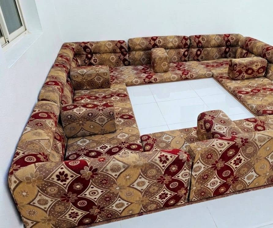 ديوان وجهين 8 متر ايصير 12 مقعد 4 دواشك مع 4 تكيات مع 8 ضهر سعره ١٣٥ و بيه مجال 
*********** / سوق الشيوخ
