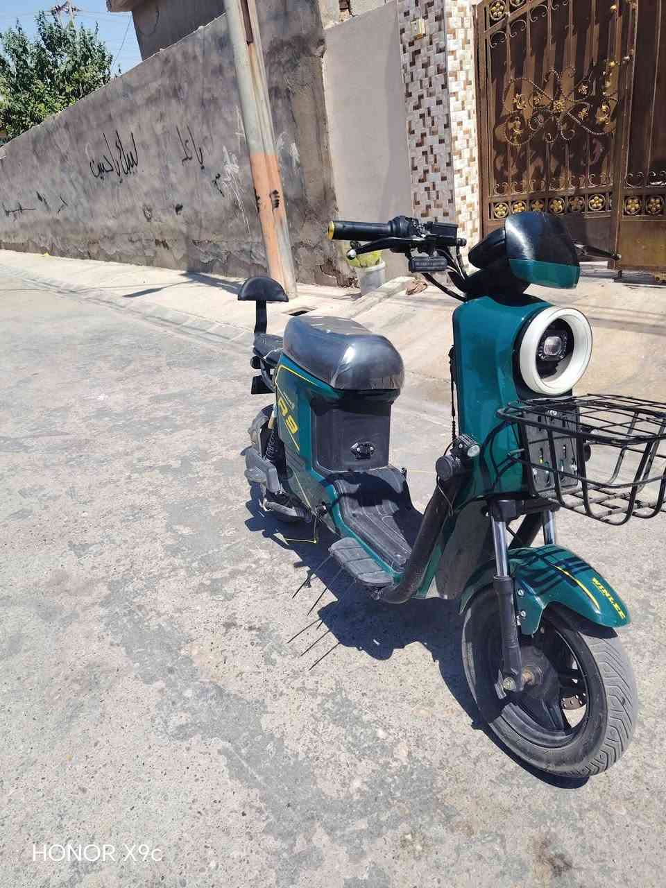 سلام عليكم دراجه شحن R9 2026 دراجه نضيفه بطاريات على وضع الشركه كهرابائيات شغاله اي نقص مابيها الدراجه احله من البلصوره 4 نمر 5 بطاريات لايت زنون +درع مع الاضافه 2 اكلوبات وياها جنطه اصير بل نص السعر 450 وبيها مجال بسيط    الرقم *********** المكان ديالى شهربان

