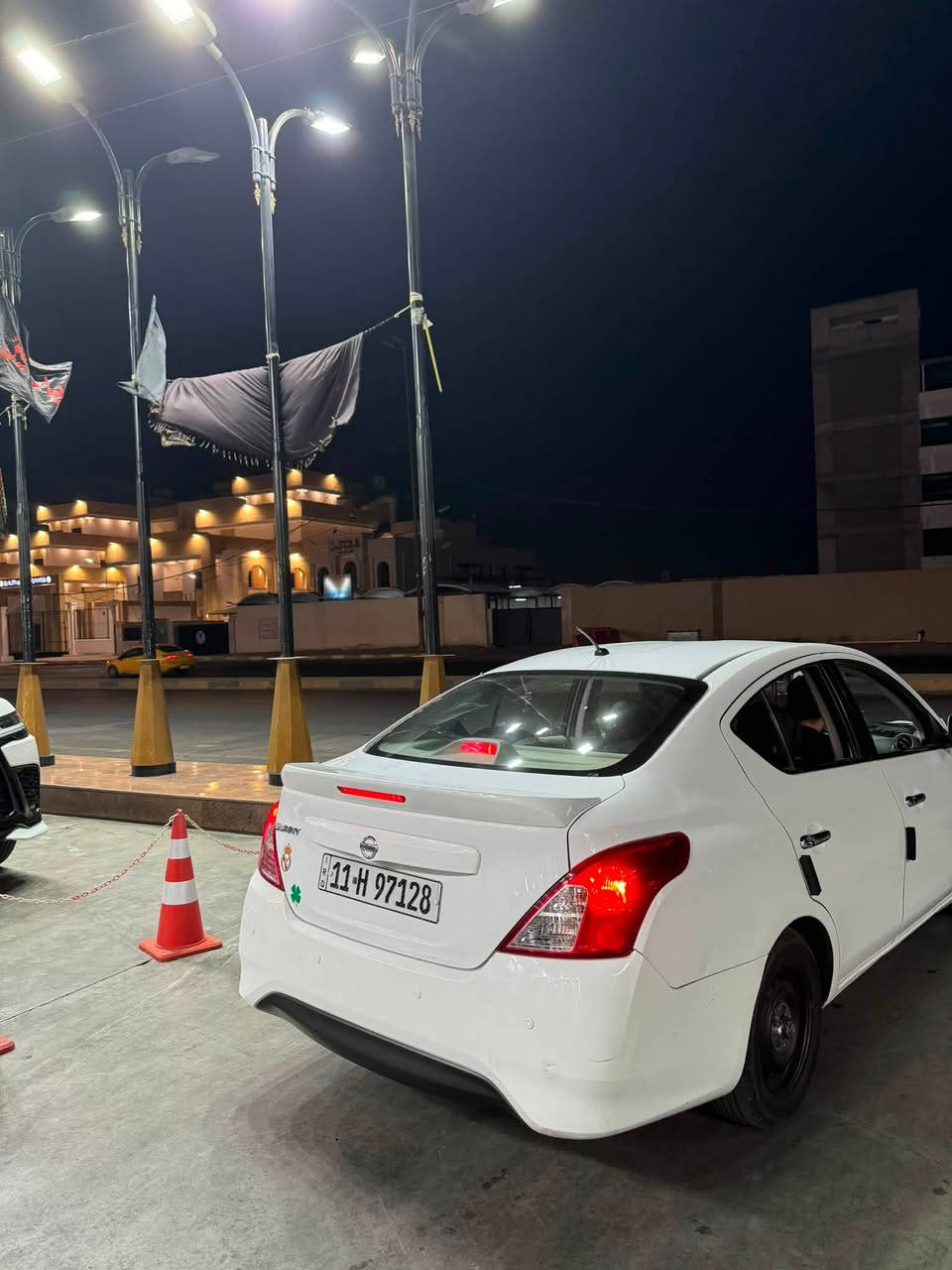 السلام عليكم 
سني هندي 2019 بليته الزرقاء سيارة ماشية 85 الف بيها باردات الاول براس الجاملغ الامامي وبالجاملغ الخلفي شبر بدون صبغ سيارة محرك ، كير ، صدر خير من الله تجي وتشوف بعينك سعرها 98 وبيها مجال بسيط حك الجيه 
***********
