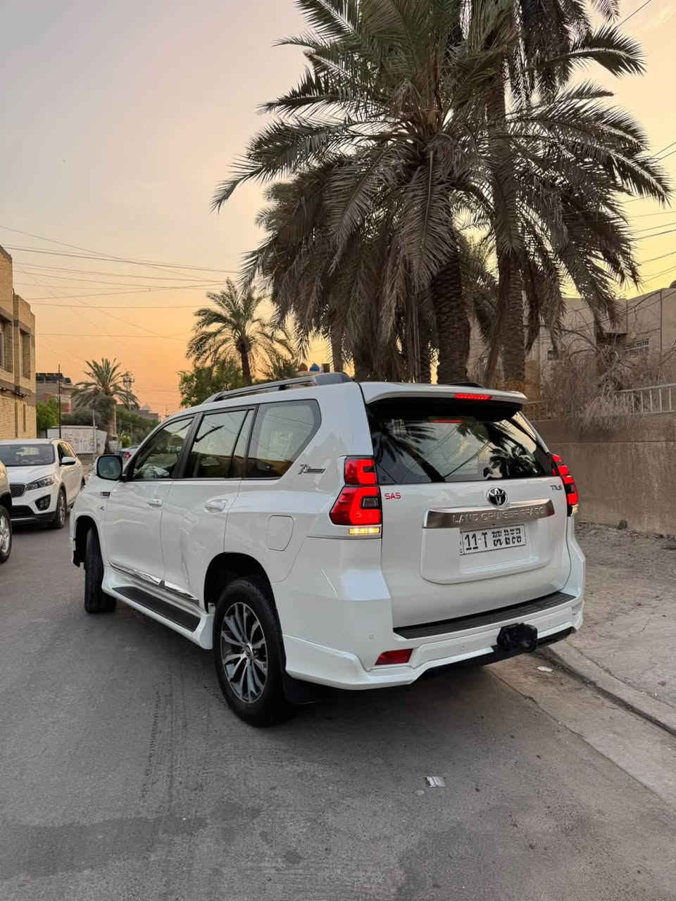 السلام علكم للبيع تيوتا برادو
موديل 2022 سبعينة 
                                                                      TXS. 
ضمان شركة ساز 
محرك 6 سلندر  4000cc. 
المواصفات 
بصمة تشغيل وبصمة ابواب 
فتحة سقف 
كشنات كهرباء كشن السايق 3 دكم 
5 كامرات 360 
داجل جلد قرميدي
تشغيل عن بعد 
حساسات 
ثلاجة  
لايت زنون 
زراك لايت
مرايات شفط 
شاحن واير ليس
تبريد ثلاث قطع 
وباقي المواصفات معروفة السيارة جاهزة من كل النواحي  مكفولة كفالة عامة سونار مرفق وياهة تاريخ جديد
ماشيه 55 الف كيلو 
السيارة رقم بغداد انكليزي ب اسمي 
السعر 41 الف دولار. 410 ورقة وبيهة مجال بسيط 
عنوان بغداد للاستفسار ***********
