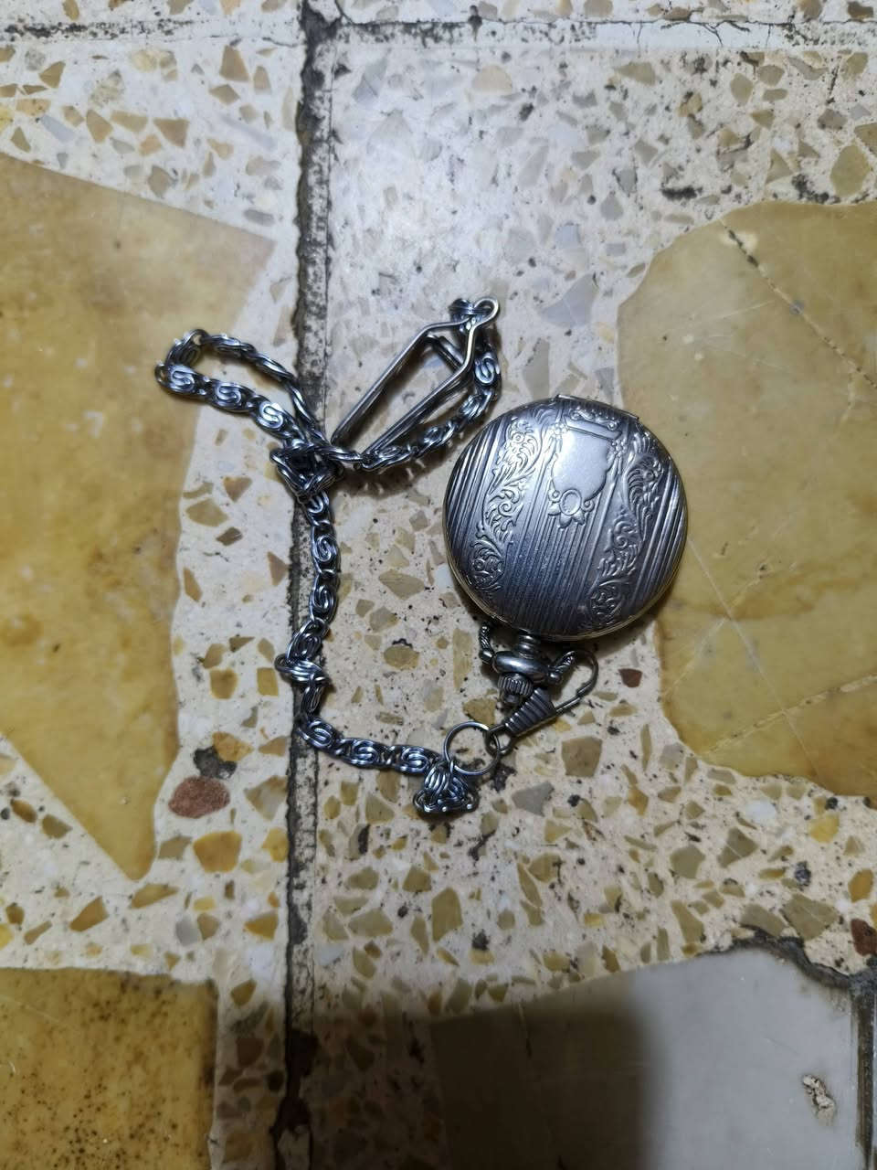 سلام عليكم مرخصت مدير الكروب محابس فضه وسبح ما اعرف بيهن يكولون وحده عقيق وحده بازهر وحده سندلوس امانت الله ما اعرف بيهن لكيتهن بجيس اريد ابيعهن الشراي بخدمته مكاني بغداد حي تراث قرب تقاطع درويش وهاذ رقمي *********** ما اعرف سعرهن حط سعر بل يرضي الله
