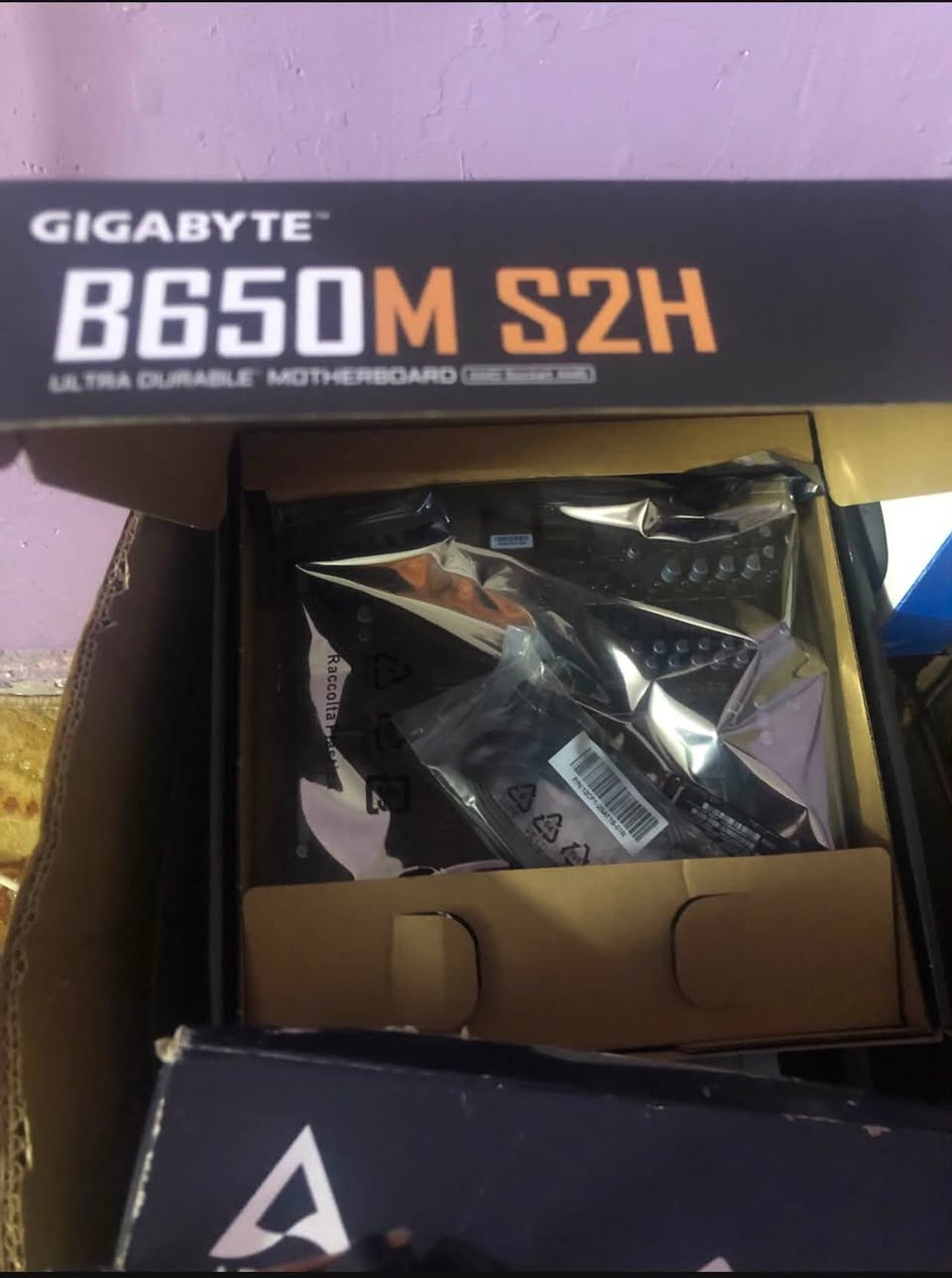 مذربورد كيكابايت b650 S2H منصه AM5 جديده ما مفتوحه من جيس بعدها قفلها 120 مكاني بغداد الغزاليه ويوجد توصيل 
رقم ***********
