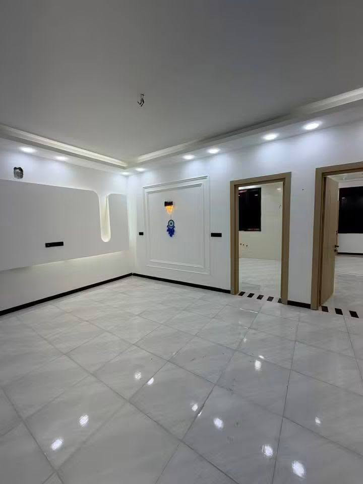بيت للبيع في حي الجامعة مجمع حيدر حجي هندي الزوم الأول المساحه ٢٠٠ متر كلش حلو وجاهز على ا خر شني *********** واتساب موجود
