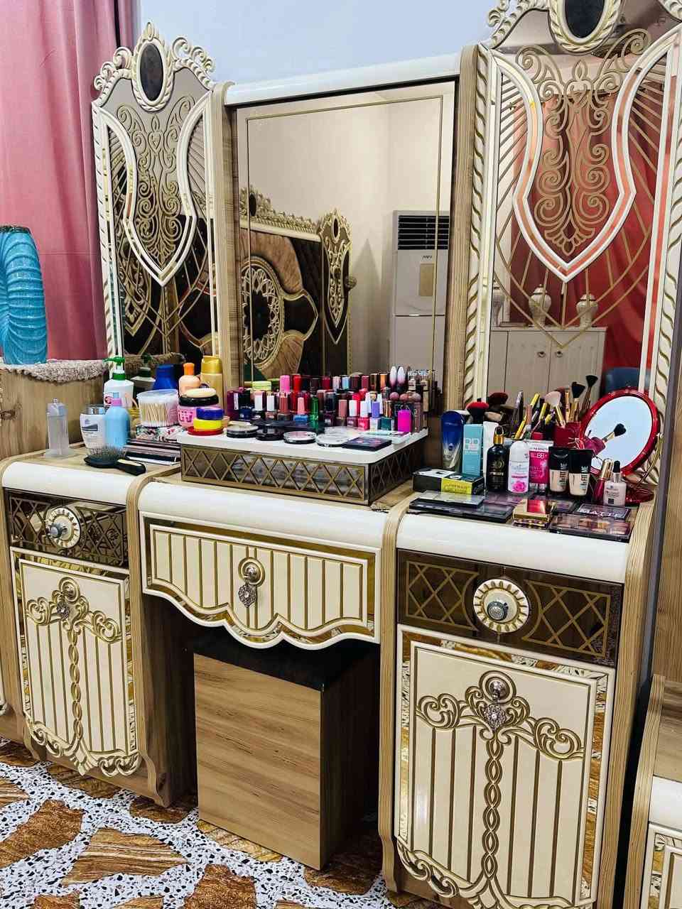 للبيع ١١ قطع غرفه نوم تركي سعر مليون ٣٠٠ وبيه مجال ع خاص
الرمادي حي الضباط
*********** للاستفسار
