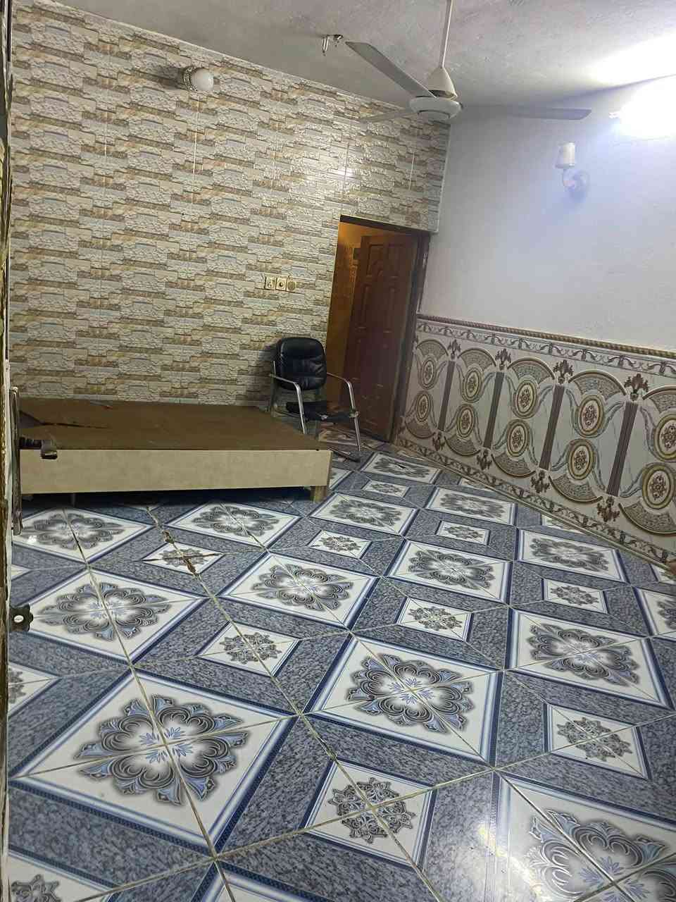 السلام عليكم بيت للإيجار في شارع الزعفرانيه شارع الكهرباء قرب صوره الامام علي يحتوي على غرفه وصاله ومطبخ حار ومطبخ بارد وحمامات 2 وسطحين والبيت جدا نضيف ومرتب وكامل خدمات وياه ويحتوي على منضومه كامرات بلاش 
إيجاره 300 الف
 ***********
