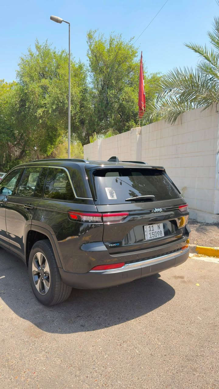 ‏  Jeep Grand cherokee 4xe كلين تايتل 
موديل 2024 4x4 هايبرد
ماشية 38 
الداخل لونين مطعم بصاج
إنارة داخلية LED 
5 راكب 
‎3 انضمة بنزين +هايبرد +كهرباء
#مواصفاتها
.  
.بصمه تشغيل عن بعد
.دمام خلفي
.كشنات جلد
.كشن السايق ميمري
.كشنات كهرباء
.صندوق كهرباء
.حساسات خلفيه 
. قطعتين تبريد 
.اشاير بالمري
.رادار امامي
.رادارات 360
خمسة وضعيات قياده
. بنوراما فتحتين
. كير ماوس
. نظام منحدرات
. هيترات بالكشنات 
.ويل كب كروم
.لايتات لد
.بكلايت لد
.كشافات
.بصمة ابواب
. نضام توقف ذاتي
فول مواصفات 1/1  بعد بيها مواصفات
السعر 32500 وبيها مجال
للاستفسار اكثر الاتصال على الرقم

*********** بغداد, العراق
