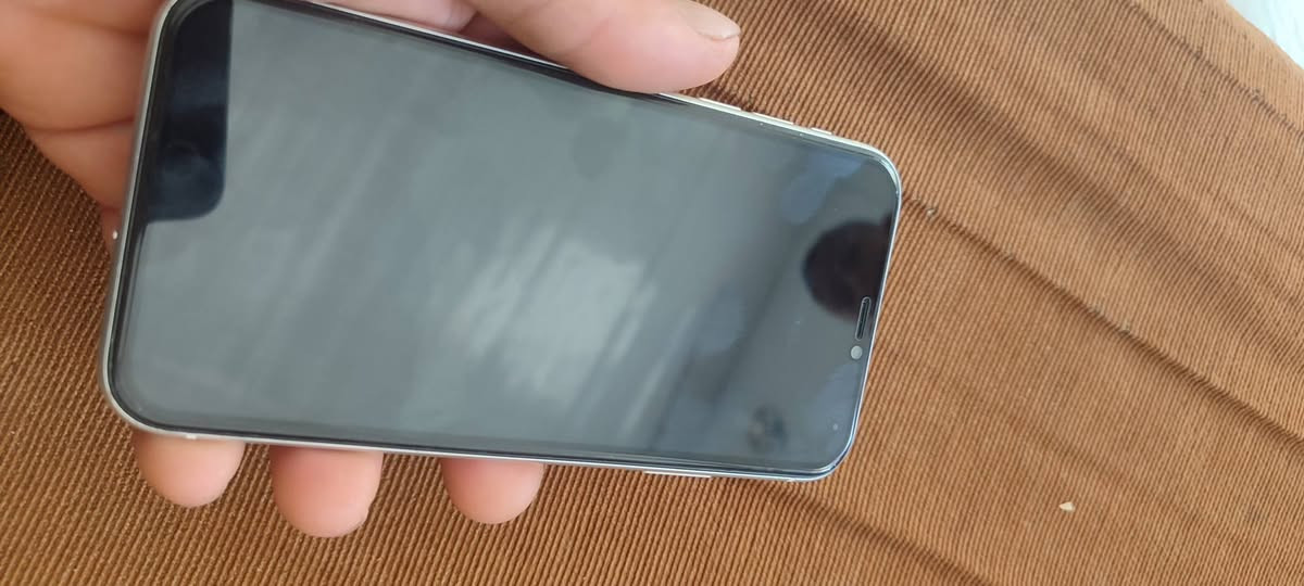 سلام عليكم.ايفون 11للبيع بطاريه 86السعر 230وبي مجال ***********
