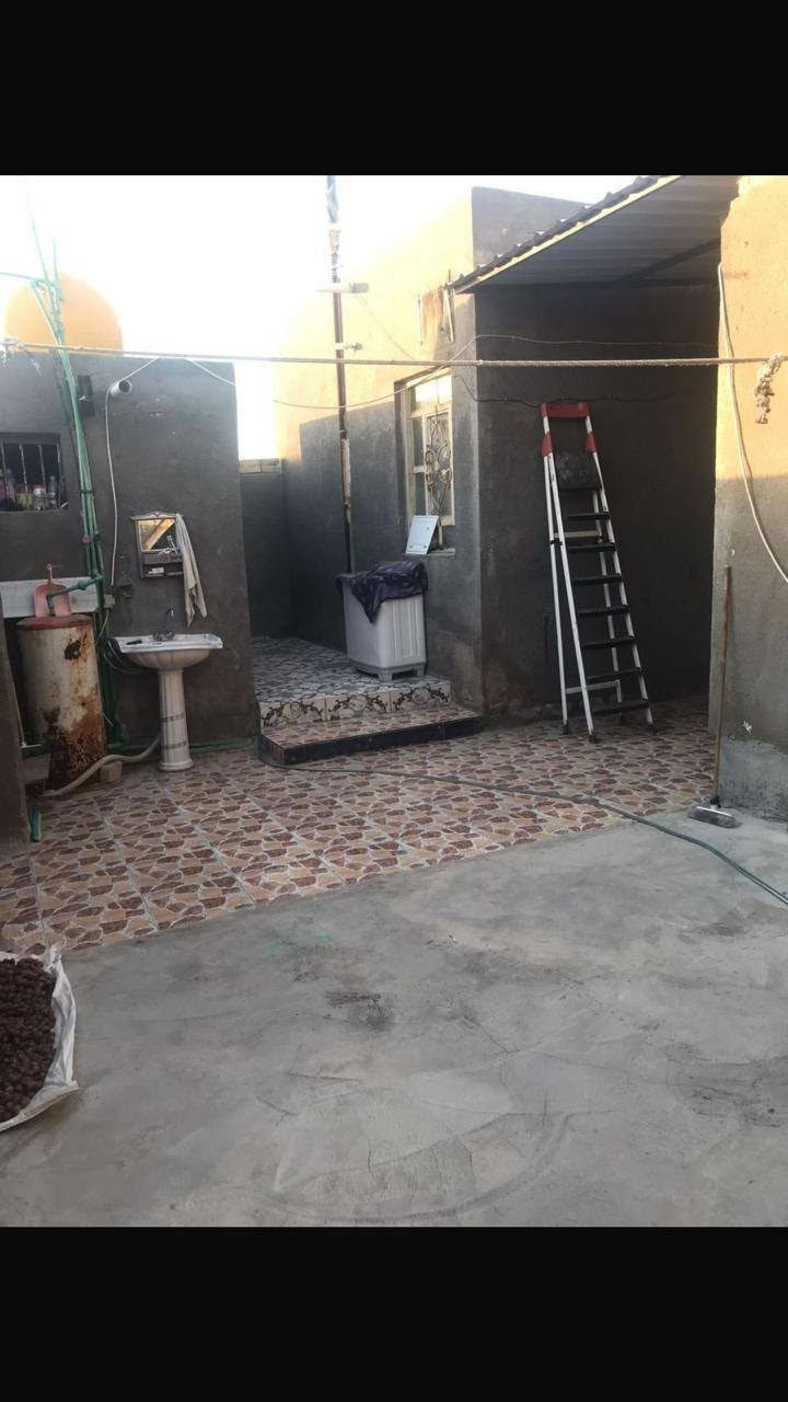 بيت للبيع بسكك وره اسواق البصره بزراعي قرار محكمه مساحته ١٥٠ متر بي غرفتين وبراني وهول ومطبخ وصحيات البيت جاهز تجي وتكعد كل الخدمات متوفره شارع مقرنص ماء كهرباء سعر البيت ب٢٩ وبي مجال الاستفسار أكثر الأتصال على رقم صاحب البيت ***********
