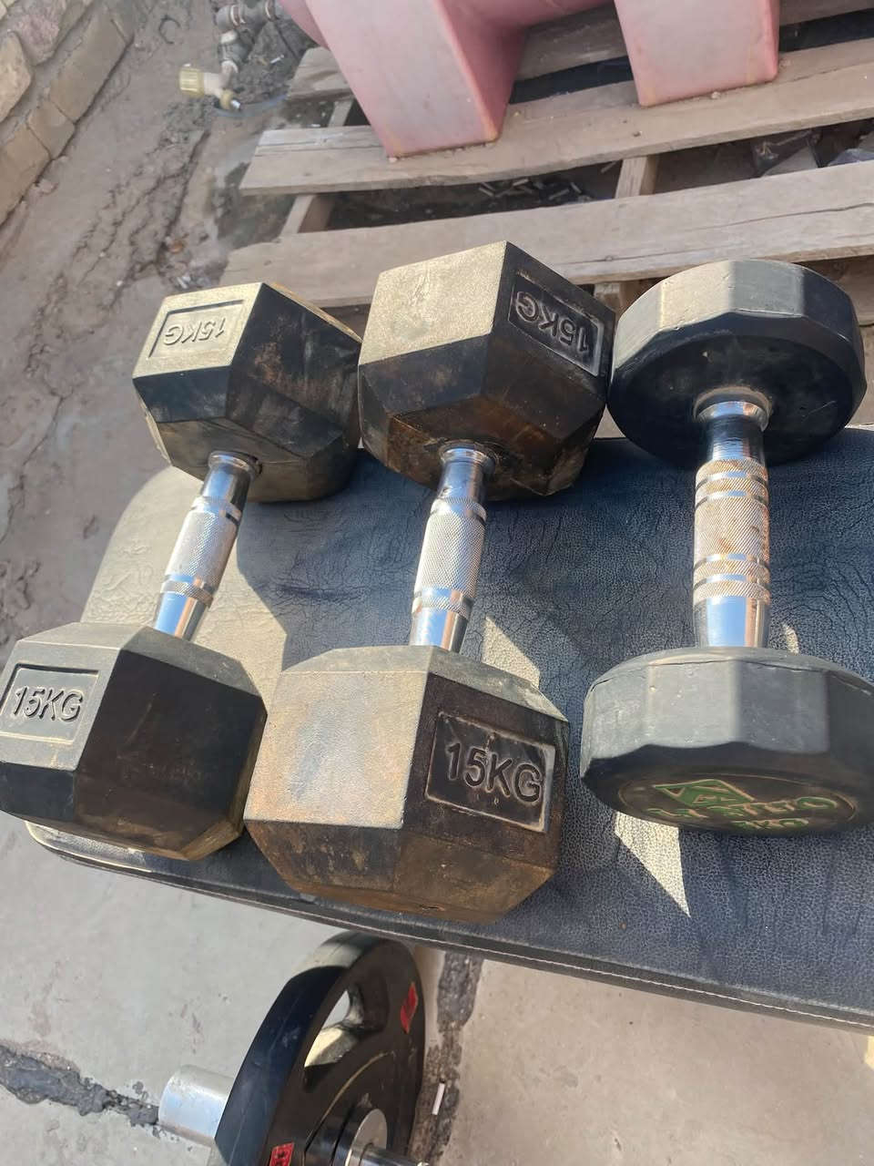 للبيع شلع قلع كلهن 175 الف وبيهن مجال قليل
متواجد عل واتساب هم ***********
