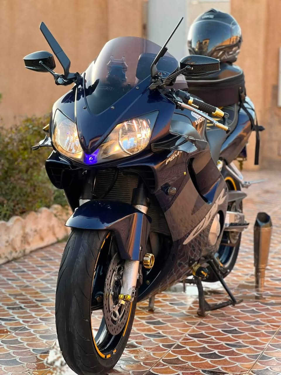 كفالة عامة 🚩كفالة عامة 🚩
دراجة هواند 600 cbr f4i لون حبري موديل 2006
جديدة معنى الكلمة اخت الزيرو ممشاها 11 الف حقيقي
بدون رقم بدون اوراق مكفولة انتربول او طلب او عشائرياً او سرقة
مقاطع كاملة للدراجة و للغراض موجودة الي مهتم يتواصل
 كفالة عامة من التاير للتاير

عليها اضافات هواي
جنط ثنين مغناطيس قوي و ثانية مشدودة بالكشن
مري h2 كاربون + مري الكاربون
زعانف كاربون
يدات بلون ذهبي
واقيات يد خارجية كاربون مطعم بذهبي
الكشن مدوشم بلون اصفر
قاري فولتية
ستاند مانع اهتزاز
شاشة دراجة
قاعدة رقم خلفي لايت
سلايدرات زوجين
كزوز رياضي وياها sc
وكزوز الي عليها رياضي كاربون مع كاتم
الغراض الي خارج الدراجة تاخذها من تشتري الدراجة
الغراض الي خارج الدراجة ممشدودة تجيك ويا الدراجة ⬇️
كامرة سبورت 1080 + مري الدراجة الاصلية + يدات الدراجة الاصلية + سلايدرات زوج ذهبي + لواصق ويل + مساعد ستيرن ذهبي + ستاند متحرك حر + اشاير + كزوز sc + ستاند تلفون رگبة + الخوذة gike مع كامل الملحقات + قبضات تانكي ثنين ذهبي و ازرق

مكان الدراجة الانبار - الرمادي
السعر على الرقم. ***********

تاخذ الدراجة تفحص وين ما تروح و تخابرني اي مشكلة بالدراجة فلوسك ترجع لك

