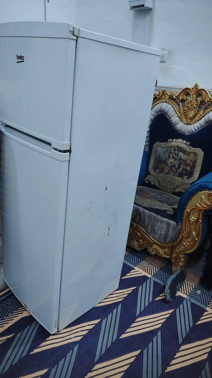 ثلاجه للبيع شغاله ثلج مكانها بغداد مدينه الصدر  الداخل سعرها 75 الف علق ودخلك خاص ***********
