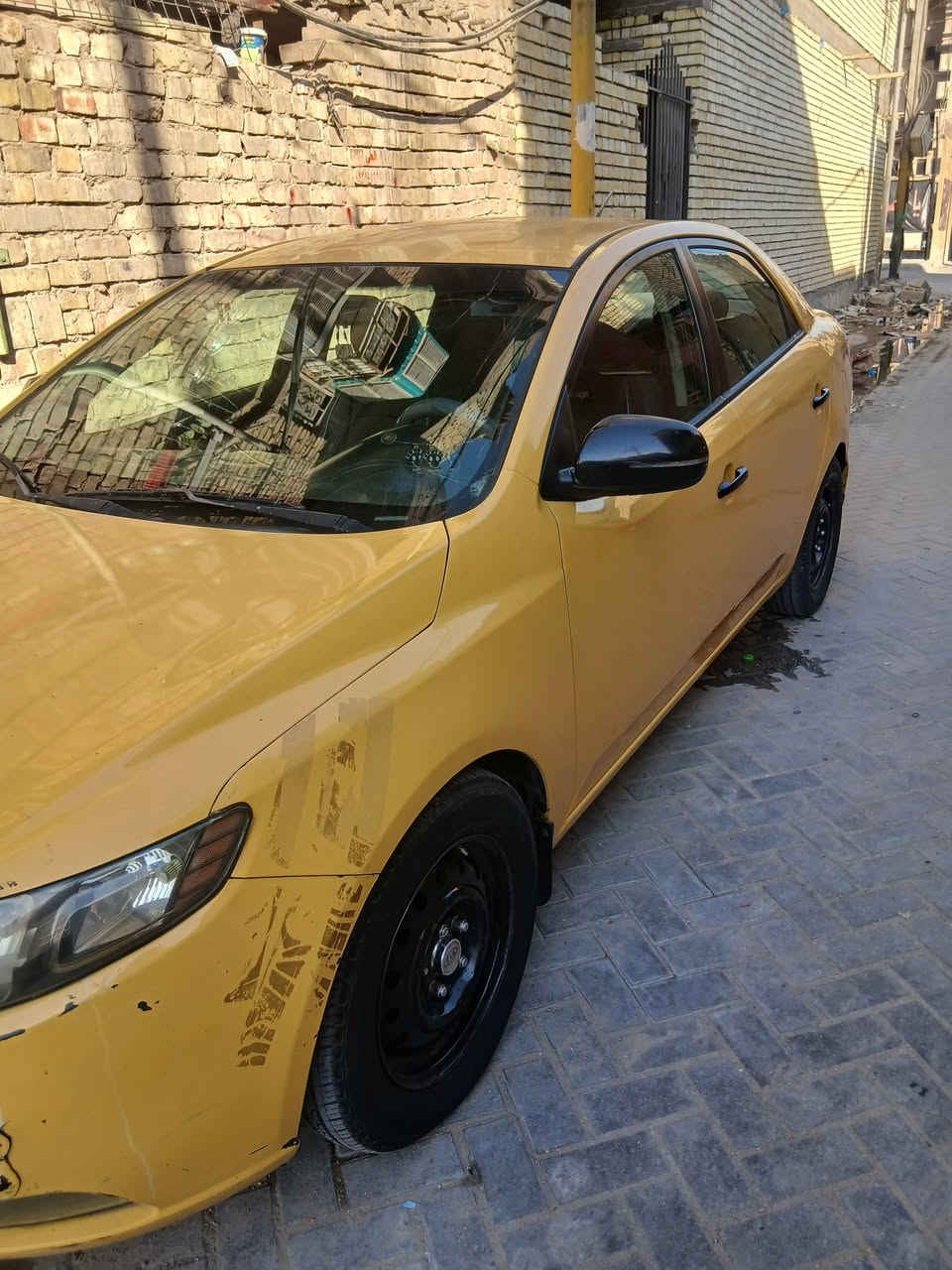 السلام عليكم سيراتو موديل ١١ ظرر بس البنيد هنا بل عراق  باقي السياره مكفوله  السعر ٧٥ حك الجيه مكاني مدينه الصدر  ***********
