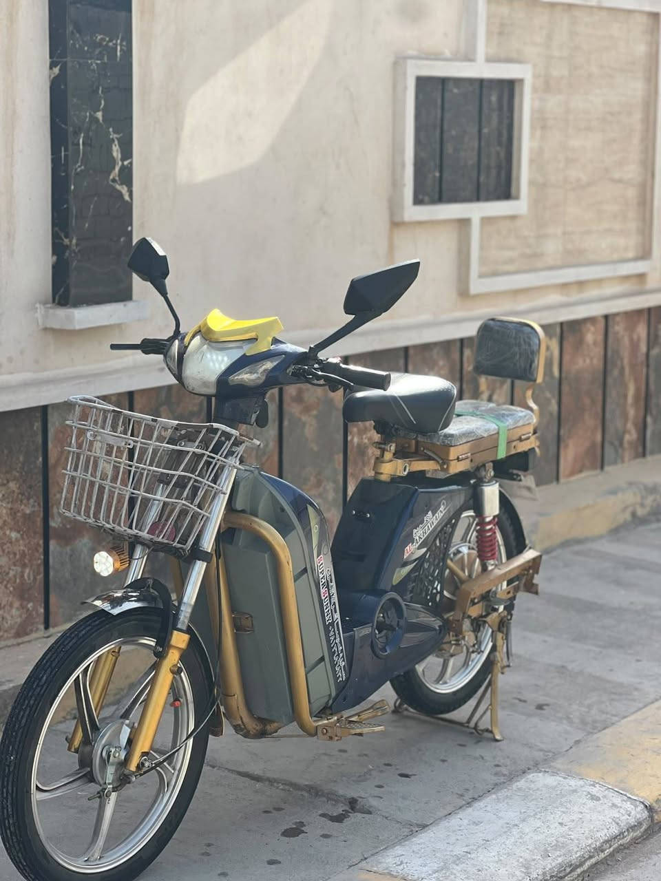 دراجه اخوين موديل 23 نظافه خير من الله البطاريات موديل 25 كهربائية كل شغاله بصمه السعر 350 وبيها مجال العنوان 
***********
