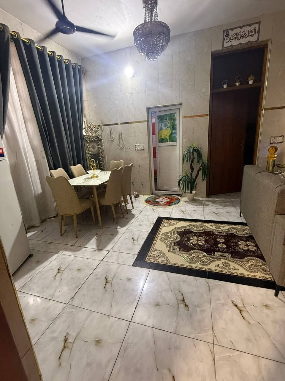 السلام عليكم دار للبيع 200متر بالعريفيه طابقين الطابق الثاني يحتوي على غرفتين سندويش اي استفسار ***********
