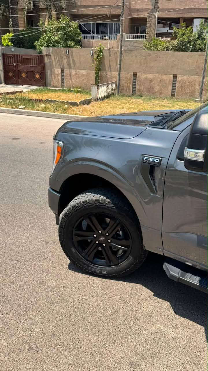 🚘 **للبيع: Ford F-150 XLT Sport 2023**
📍 رقم السليمانية — باسمي تحويل مباشر | وارد أمريكا

**المواصفات الفنية:**
▪️ فئة XLT Sport — فل مواصفات عدا الفتحة
▪️ محرك 3.5L EcoBoost تويــن تيربو V6
▪️ كير أوتوماتيك 10 سرعات
▪️ دفع رباعي 4WD
▪️ باب طويل / بدي طويل

**أنظمة الأمان والقيادة الذكية:**
▪️ قيادة شبه ذاتية (Lane Centering + Adaptive Cruise)
▪️ رادار تحديد المسار
▪️ نظام النقطة العمياء
▪️ توقف ذاتي أمامي وخلفي
▪️ كاميرا خلفية + حساسات

**الكماليات:**
▪️ شاشة كبيرة + Apple CarPlay لاسلكي
▪️ تشغيل بصمة
▪️ كشنات جلد لون مشمشي مع تدفئة
▪️ تبريد السيارة ثلج
▪️ ويل 20 إنج + تخم تايرات جبلية **جديد**

**الإضافات (بضمانات):**
▪️ كتاب تضليل مروري 80% مسموح بكل العراق
▪️ عازل حراري كامل للجامات مع تضليل
▪️ دوسات LORZ تفصال لون نيلي — ضمان 3 سنوات

**الحالة والممشى:**
▪️ الممشى: 58 ألف كم (دخلت بـ 42 ألف)
▪️ حادث بسيط سابق بالجاملغ مع ضرر خفيف بالبنيد — ايرباك الستيرن والبرده فقط راجع سيستم (للأمانة والشفافية)
▪️ السيارة نظيفة جداً وبحالة ممتازة
▪️ لا تحتاج أي مصرف نهائياً — جاهزة للاستخدام فوراً

✅ سيارة تجمع بين الفخامة والعملية والاقتصادية — مثالية للاستخدام اليومي والسفر

💰 **السعر 297 — وبيها مجال بسيط للجادين**
📞 للتواصل والمعاينة: ***********
📍 الموقع: السليمانية
