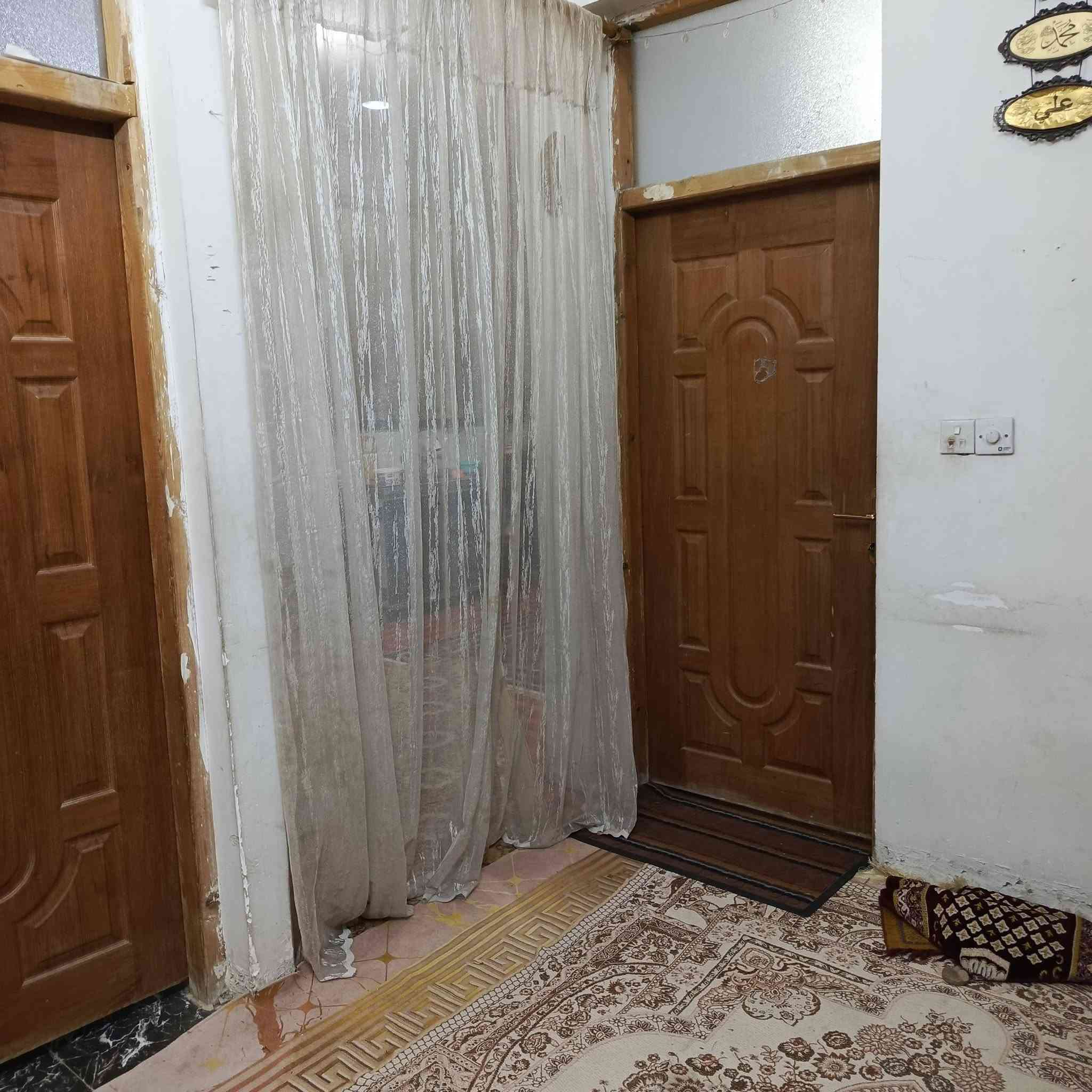 مستعجل على البيع ***********

نص مكتوب في الصور:
- البلديات الضباط الثانية الزراعي شارع عشرين البيت 100م 10x10 استقبال 5ونصx4 غرفة نوم 4x4 مطبخ البارد4x3ونص صالة5ونص الطول الحمام 3x1ونص المطبخ الحار2x1ونص سطح تشتايكر حمام فوك هيكل وانشاء الله