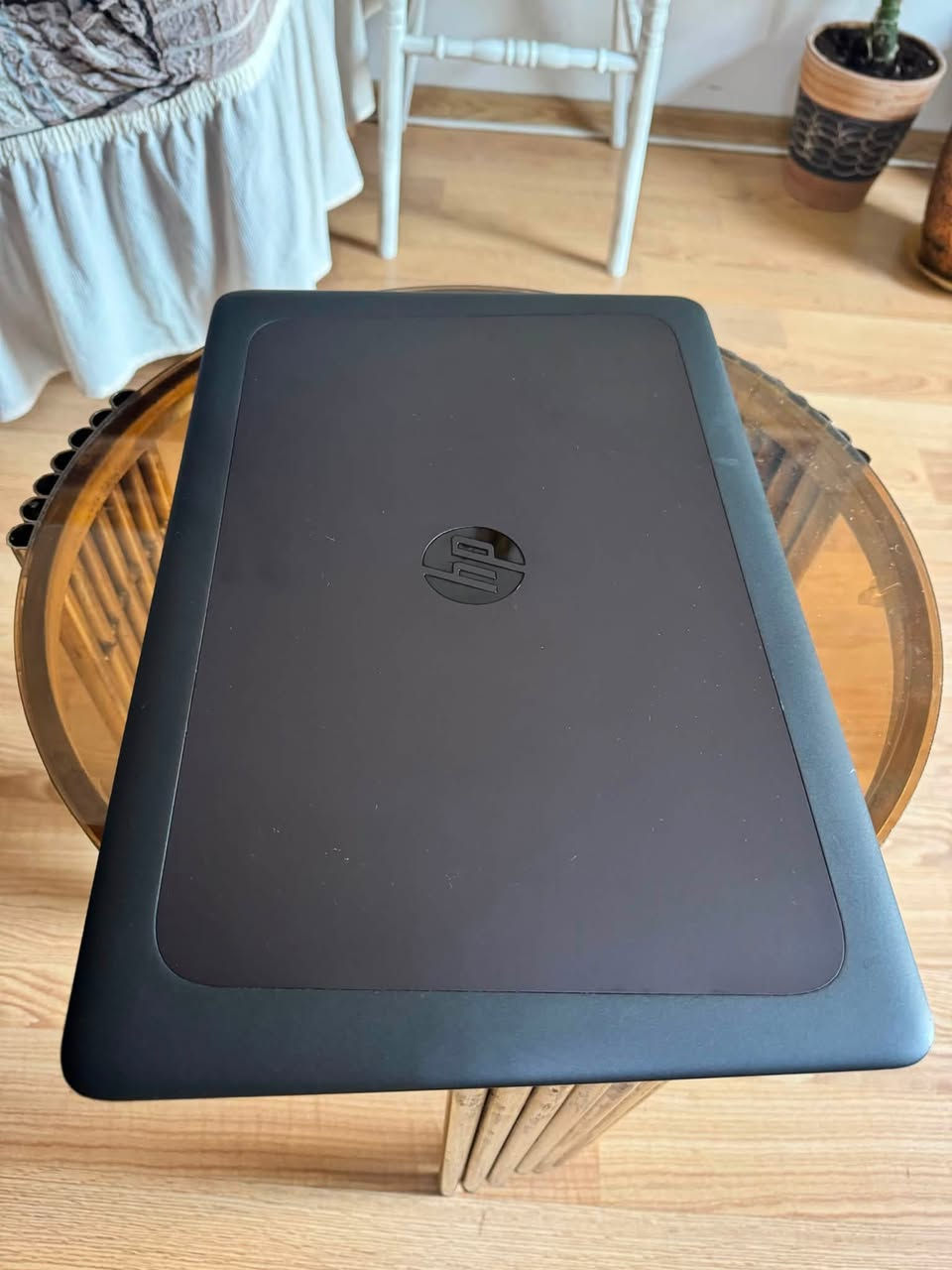 السلام عليكم
لابتوب البرامج الهندسية  والتصميم والمونتاج ورك ستيشن قوية جدا 
مواصفاتها 
 HP ZBOOK 15u G3 
المعالج كور اي سفن core i7 6600u 
الرام 16 كيكا ddr4 قابل للتطوير 
الهارد ssd 256 كيكا كلش سريع
كرت الشاشة خارجي منفصل AMD FIREPRO W4190M(2كيكا)
كرت شاشة داخلي انتل (8كيكا) 
مجموع كرت الشاشة 10 كيكا
حجم الشاشة 15.6 Full hd 1920 1080  
كيبورد ضوئي عربي انكليزي 
بيها منفذ Type c تايب سي 
ملاحظة بيها طخة بالجانب موضح بصورة والتاج باد شغال بس يشمر 
وياها ماوس اصلي وجنطة واللابتوب شغال 100%
لابتوب مفيدة  جدا للبرامج القوية والهندسية خصوصا اوتوكاد وماتلاب و3d max ومنصب اوتوكاد 2021 والالعاب القوية 
الملحقات شاحنتها الاصلية وجنطة وماوس اصلي
مكاني بغداد الاسكان قرب مستشفى آلطفل 
السعر 325 الف 
***********
