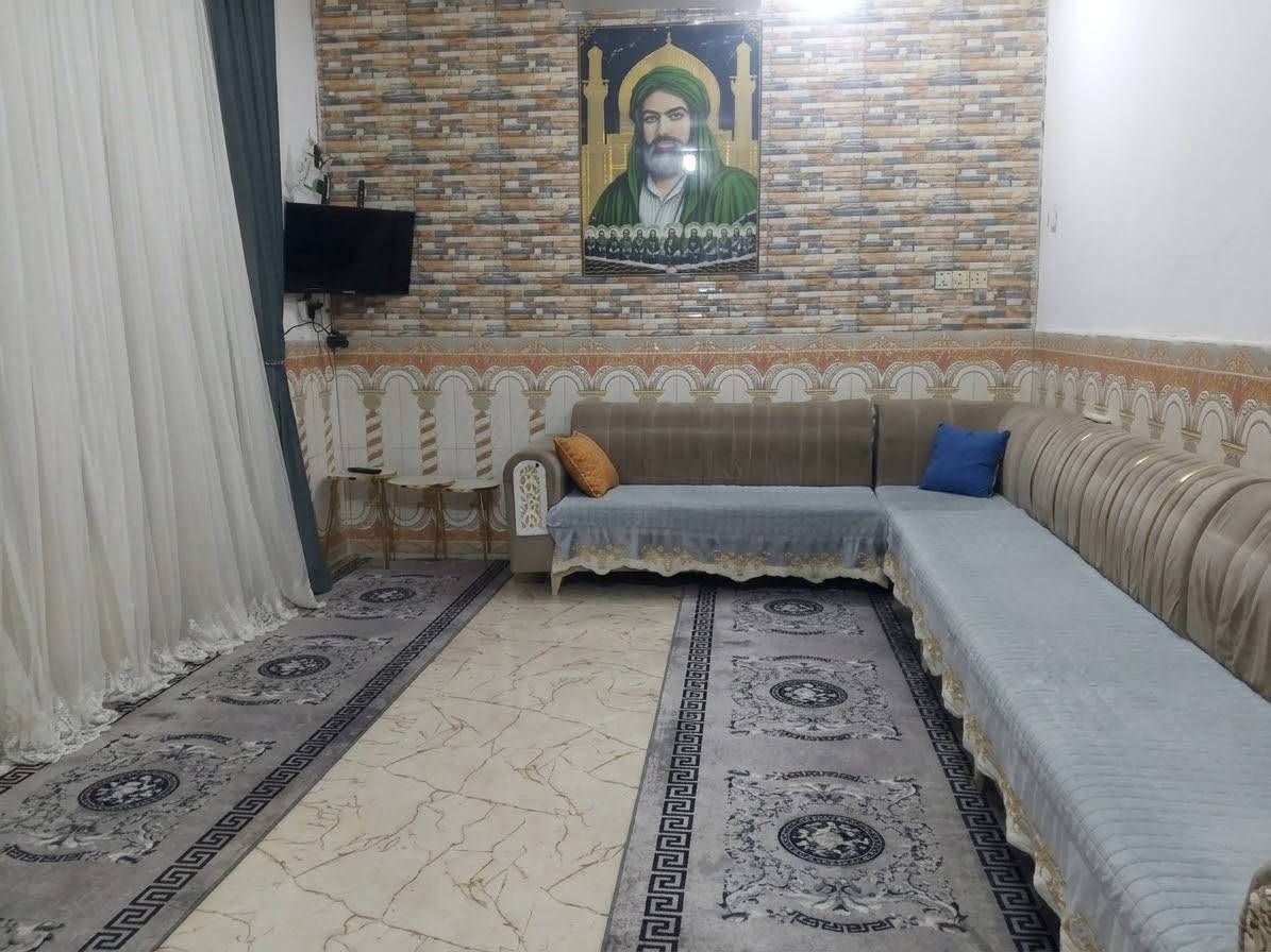 بيت طابو صرف للبيع سوق الشيوخ حي العسكري كلش قريب من مدرسة تونس ومدرسة الشهيد عبد الكريم النجم
مساحة 250 متر
غرفتين وديوانية وصاله وهول ومطبخ وصحيات داخلية وخارجية
خدمات كاملة ماي ومجاري وجاي يصبون بالشوارع ان شاء الله قريبًا تكمل تبليط وارصفه. 
للتواصل والاستفسار مراسلة الصفحة
أو واتساب ***********
