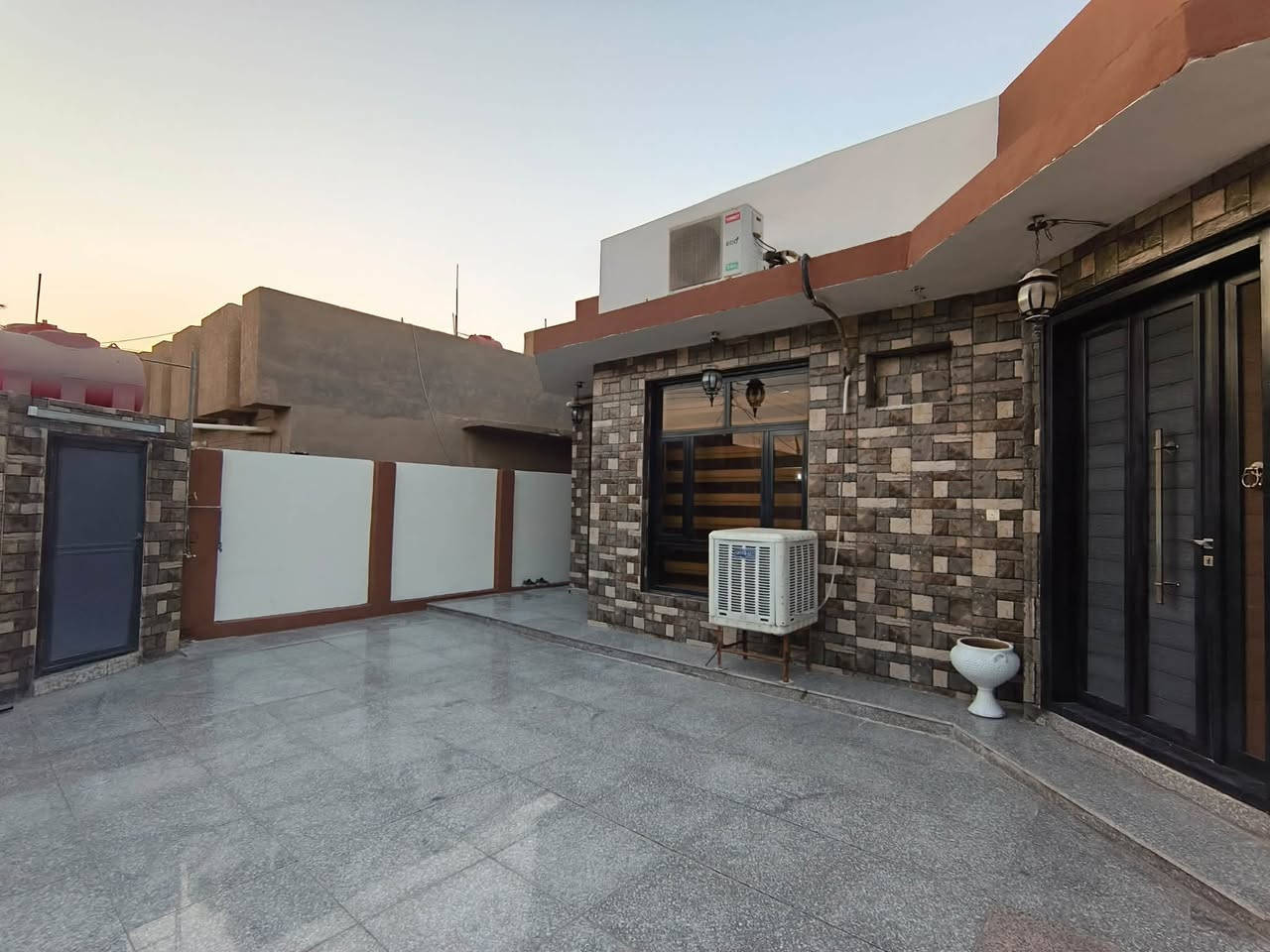 🏠 للبيع بيت سكني بمساحة 240 م² في الحصوه حي الانتصار

📐 الواجهة: 12 م
📏 النزال: 20 م
🧱 بناء طابوق جمهوري، سنة البناء 2016 رقم القطعه١٠/٥٠٦ 
✨ تفاصيل البيت:
*ارتفاع البناء عن الشارع تقريبا متر
* غرفة نوم رئيسية 4×5 م
* غرفة نوم أطفال 3×4 م
* استقبال 4×7 م
* مطبخ حار بارد
* مطبخ جاهز كامل ضمن البيت
*مجموهة صحيات خارجيه وداخليه
*الارضيه ٢٤٠م مطبك كرانيت
* شبابيك ألمنيوم وبيبان قاصه 
* السطح ايزوكام 
* سبلت توسوت تلاثه طن وسبلتين ثنين طن ضمن البيت

🏡 بيت مرتب ومتكامل ومناسب للسكن العائلي.
📞 للاستفسار والتفاصيل:***********     ***********
