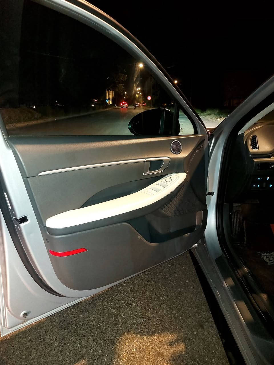 سلام عليكم
Sonata 2023 2.5L SE
السيارة وارد أمريكي حادثها خفيف كلش فقط الجاملغ الأيسر الأمامي معدل و راجع نفسه لا صبغ و لا دواخل و لا أي شيء 
رادار أمامي تفاعلي
رادارت جانبية تفاعلية
رادار خلفي تفاعلي 
المرايات تعتيم ذاتي كلهن 
مثبت سرعة
أوامر صوتية 
نظام خروج عن المسار 
قيادة شبه ذاتية
تحديد مسافة بينها و بين السيارة الأمامها 
Auto start stop engine 
4 وضعيات قيادة 
سايد بريك كهربائي {دگمة}
أوتو هولد 
داخل أبيض 
كامرة خلفية مزدوجة 
بك لايتات لدات
لايت لد و عدسات 4 لكل لايت
شاشة حجم 8 إنج تدعم أبل كار بلي و أندرويد أوتو وايرليس {بدون واير}
السيارة ما بيها أي مسج و لا كلوب مشتعل و نظيفة كلش بالواقع أحلى من الصور أستخدام قليل كلش ماشية 15 ألف ميل فقط السيارة سنوية بأسمي رقمها بغداد حلو و كتلوكاتها و دفاترها كلشي موجود و كلشي جاهز بيها على آخر حباية و بالعافية على الياخذها 
السعر 17,200 دولار 
مكان السيارة - الحلة
للتواصل و الأستفسار أكثر 
***********
