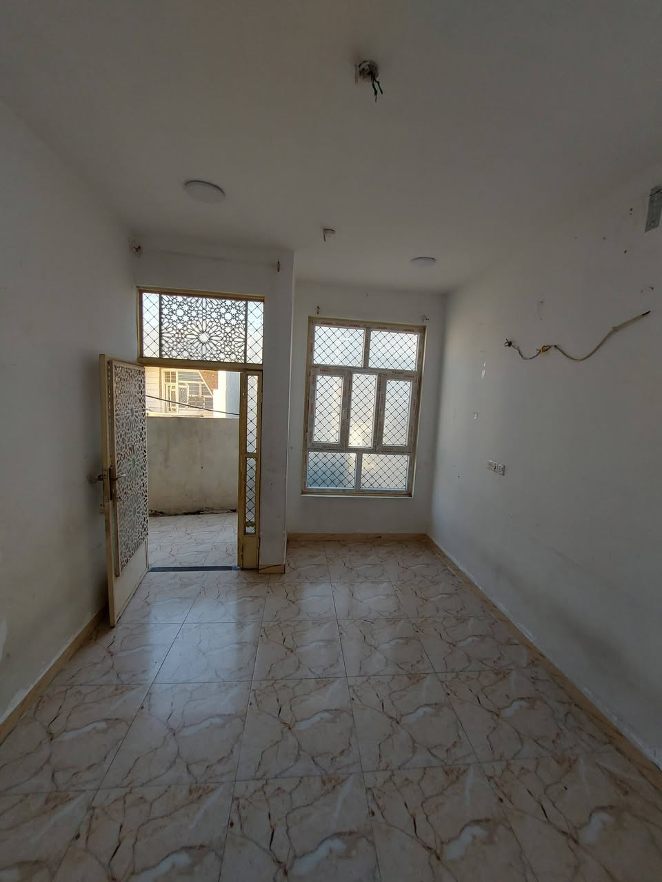 🏤 دار للأيجار ✅️ بعقوبة البحيرة ✅️ بالقرب من معهد الأماني للتدريس الخصوصي 
✅️ بناء حديث ✅️ موقع مميز
 🔺️ مساحة ( ١٠٠ ) متر 
🏘 طابق ثاني 
 ✅️ ايجار الدار [[ ٣٠٠ ]] الف 
🏘 يتكون الدار من : ( ٢ ) غرفة نوم ✅ ستقبال ✅️️ صالة عدد ( ٢ ) ✅️ مطبخ ✅️ مجموعة صحيات
للاستفسار مع مكتب نجاح العميري للعقار ☎️
 موقع المكتب ⬅️ مدخل العزات مجاور اسواق نوتيلا الغذائية 🛒 او التواصل على الماسنجر او الواتساب على الرقم *********** 📞📞
