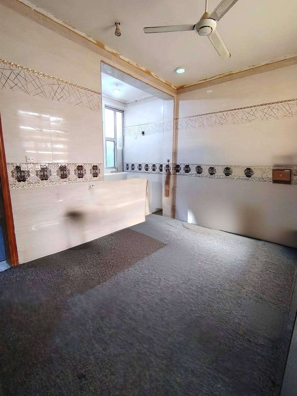 البيت للبيع 
المساحة: ٢٥٠ متر
الموقع: مجمع الدوح السكني_شارع النخيل
الصفات:بناء شخصي يتألف من غرفتين نوم صالة مجمع صحي داخلي مجمع صحي خارجي
استقبال مطبخ حراري +بارد
محل خارجي بأبعاد(٧*4)
طابق ثاني واصل الى مرحلة الانهائات غرفتين نوم وصالة وحمامات مسقوف وكامل فقط الانهائات
بناء سنة ٢٠٢٢
السعر:الكلي ٢٢٠ مليون مطلوب اسكان ٦٠ مليون 
صافي السعر المطلوب ١٦٠ مليون لشراء يراجع مكتب الناجح للعقارات السماوة حي الحكم قرب مرطبات فستقه 
*********** بي واتساب
