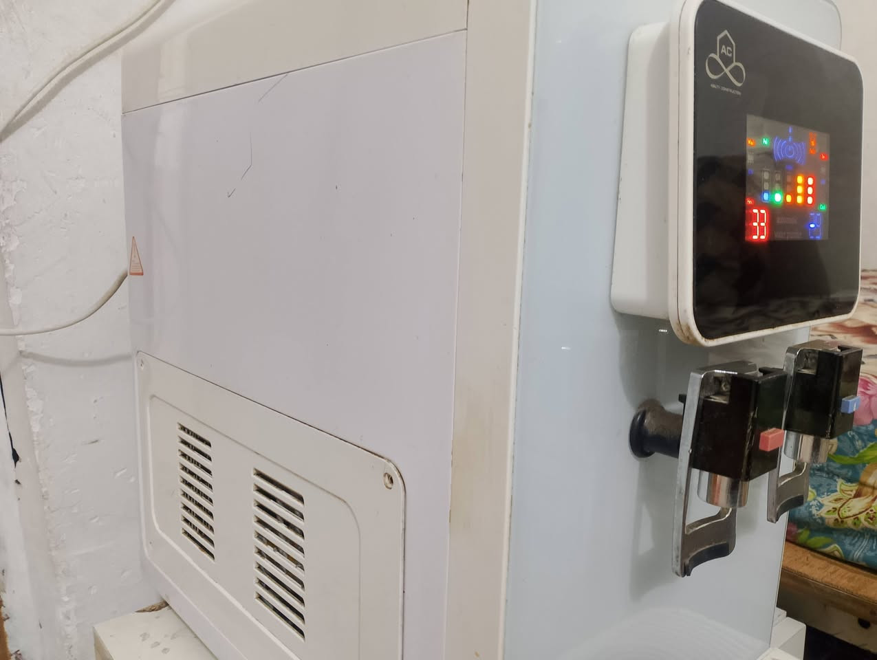السلام عليكم براد وفلتر ماء ماركه AC نضام كمبريسر   تصفيه وتحليه وتعقيم ماركه ماء بارد وماء حار  معروفه اخذته قبل 400 هسه عندي نقله مال بيت ابيعه سعر مناسب جدا 150 الف الاتصال ***********
