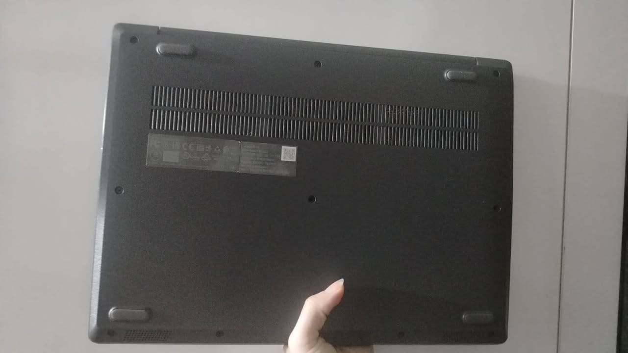للبيع لابتوب Lenovo V14-IGL عملي 
السلام عليكم، عندي لابتوب لينوفو موديل Lenovo V14-IGL 

الحاسبة ثقيلة بالاستخدام وبيها تعليق ومو كلش سلسة بالأداء لأن الهارد مالتها الحالي بطيء (من النوع القديم HDD أو النظام مضغوط)، ومو مال شغل ثقيل أو برامج صعبة وهي على وضعها هذا.

تكدر تبدل الهارد مالته ب ssd أو تضيف رامات خارجيه أو تغير نظام التشغيل من وندوز ١١ إلى وندوز ١٠ وأصحاب الخبرة بعد يعرفون شلون يرتبوها بس اني ما فارغ وماعندي مجال الها .

اريدها ب ١٧٠ وبيها مجال الحاسبة مستخدمة قليل ومابيه خلل أو كسر بس يردلها ترتيبات واني مو متفرغ .
مكاني نجف 
***********
