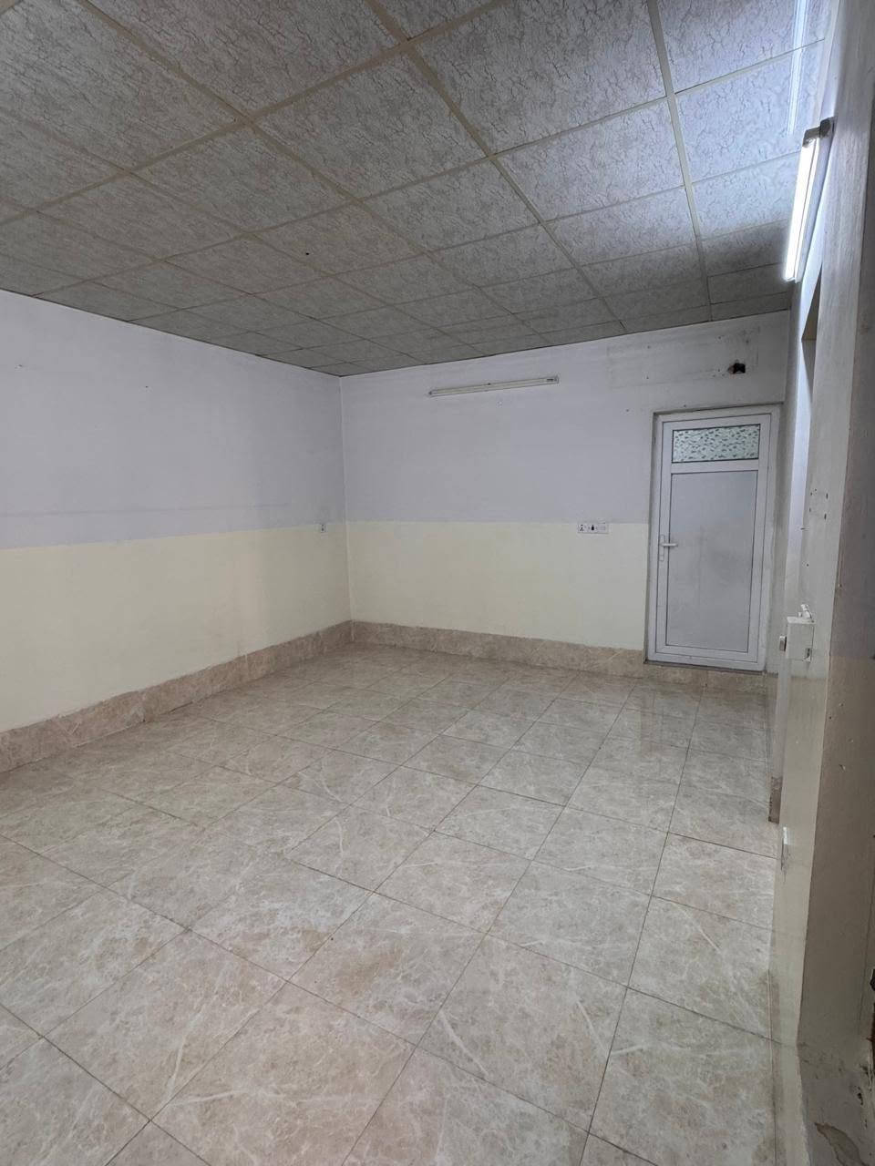 سلام عليكم دار للأيجار طابق الثاني بيت نظيف يحتوي على مطبخ وهول وصالون وغرفه نوم داخل غرفه نوم حمام اكو وصحيات وبيتونه وسطح العنوان كركوك خلف بداله تسعين قرب مدرسه مصعب بن عمير سعر 300 الف قفل للإستفسار ***********
