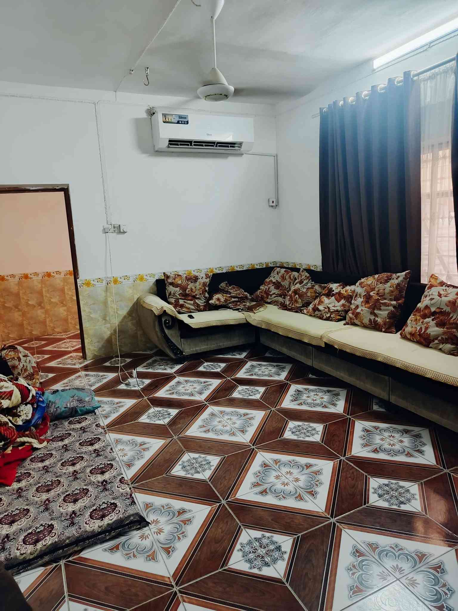 السلام عليكم ورحمة الله وبركاته

🏠 دار للبيع في كربلاء

📐 المساحة: 250 م²

📜 جنس العقار: طابو صرف

🏡 البناء: قديم، ويحتوي على مشتمل مؤجّر حاليًا

📍 الموقع: كربلاء – حي العسكري – سوق العابد، قرب مول الأمير

📞 للتواصل: ***********
