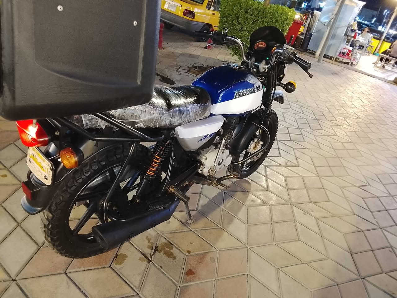 بوكسر جبلي موديل 23  مكفولة مكينة وكير وشاصي و تايرات زوج جدد جبلي دراجة نضيفة كلش طستها ناعمة كهربائيات كاملة كلشي شغال بيها لايت زنون نقصها فقط باتري وقبق زنجيل ميكلفن 15 الف دراجة اوراقها منكعات ابيع بدون اكفلها سرقة وعشاير واتكاتب وياك السعر 800 الف بيها مجال بسيط كلش مكاني بغداد الجديده رقمي *********** كلشي وضحتلك لا تسئلني شبيها مابيها
