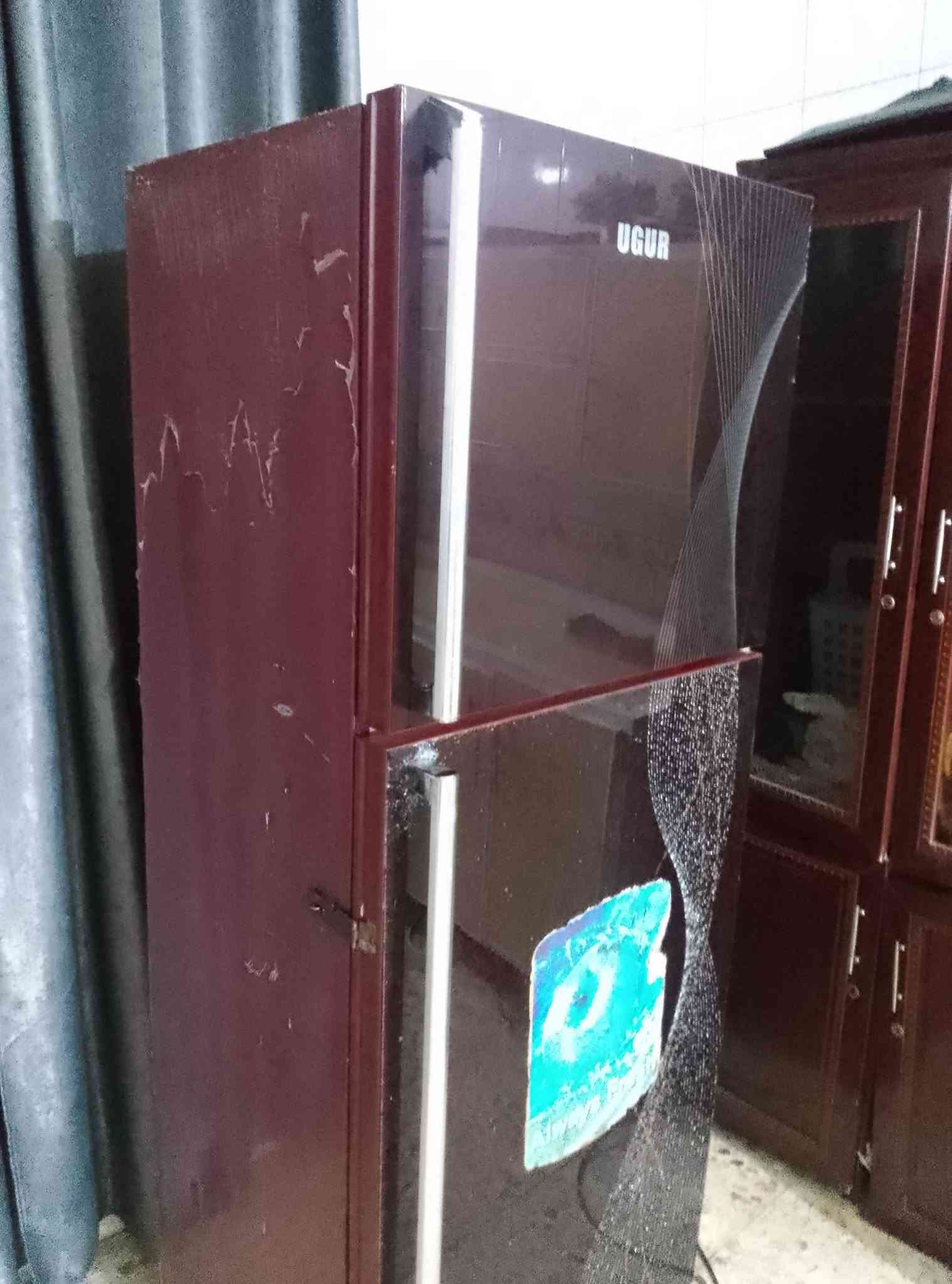 ثلاجة • فريزر كبير • نظيفه جدا