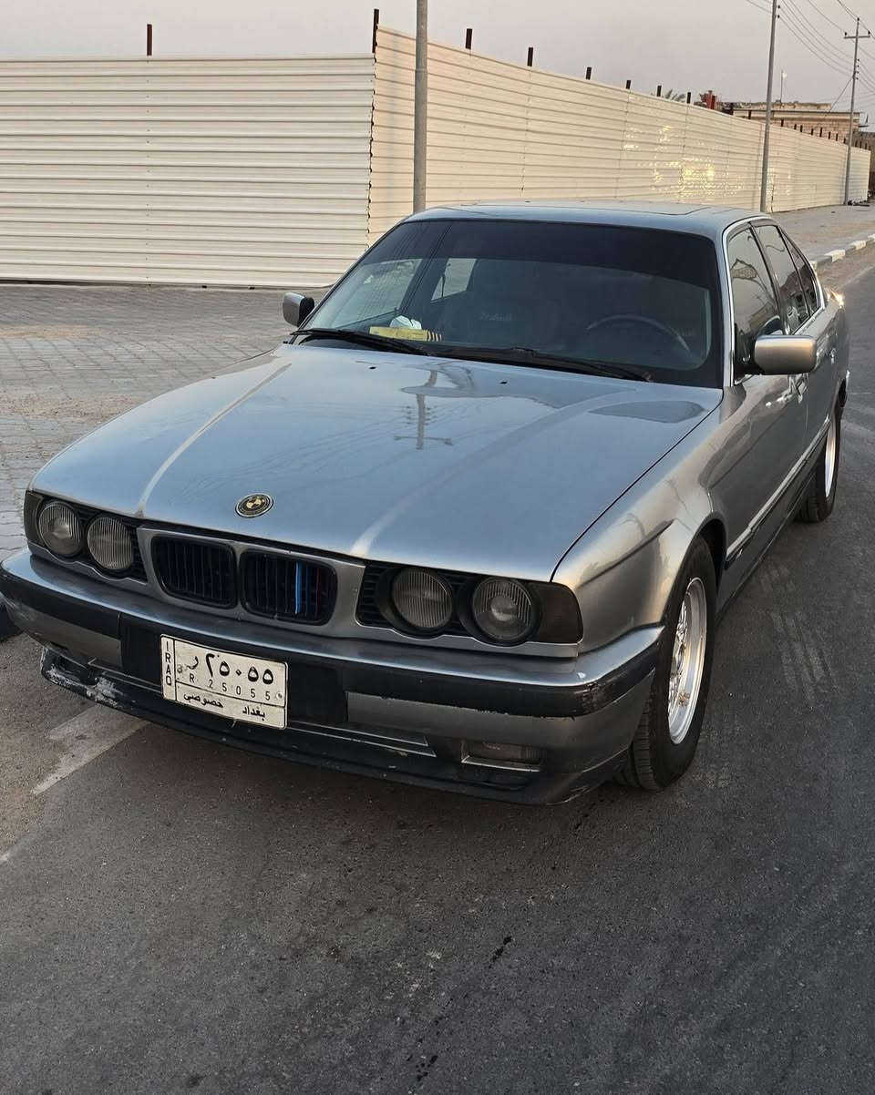 525 محرك 6 سلندر خطي مسكر عدل بحالة ممتازة كير عادي يعني انسى العطل، حدادية امامية خلفية جديدة تبريد فول، كزوز رياضي السيارة كلش نظيفه وجاهزة نقصها فقط شوي ترتيبات بالغرفة غرفتها 65% رقم بغداد مشروع وطني مكانها بصرة وراعيها بالبصرة مطلوب بيها 46 وبيها مجال ، والشراي يشلع عيوني  موجودة بشط العرب الجزيرة باب الهوى 
          ***********      .      ٧٧٤٥١٧١١٠٤. البصرة, العراق

