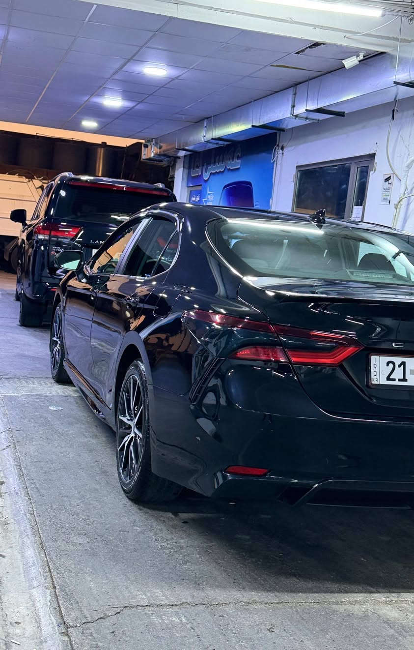🚘 Toyota Camry SE 2023 
كامري للبيع فقط ...المكان سليمانية 
  الون: أسود 📍 رقم سليمانية  السنوية لغاية 2030 🔄 تحويل ثاني يوم✅ السيارة مكفولة من الكشر والمكينة والكير ✅ الضربة قطعة واحدة فقط: جامخ أمامي جهة السائق ✅ السيارة مرتبة ونظيفة ✅ تخم تاير جدد برجستون الياباني الاصلي 2025
⭐ مواصفات SE:
• محرك 2.5 لتر 4 سلندر بقوة حوالي 203 حصان
• قير أوتوماتيك 8 سرعات
• وضعيات قيادة Normal / Eco / Sport
• جنوط ألمنيوم 18 إنش
• إطارات 235/45R18
• مقاعد رياضية Sport SofTex
• مقعد السائق كهربائي
• مكيف أوتوماتيك Dual Zone
• شاشة معلومات متعددة
• شاشة لمس 7 إنش
• Apple CarPlay و Android Auto
• Bluetooth و USB
• كاميرا خلفية
• مثبت سرعة راداري متكيف
• Toyota Safety Sense 2.5+
• تحذير مغادرة المسار ومساعد البقاء على المسار
• نظام ما قبل الاصطدام مع الكبح التلقائي
• 10 Airbags
• ABS و VSC و Traction Control
• مراقبة ضغط الإطارات TPMS
• تشغيل بصمة/زر Push Start حسب التجهيز
• مرايا كهربائية مع إشارات انعطاف
• مصابيح LED و Daytime Running Lights
• جناح خلفي رياضي
• شبك أمامي رياضي أسود
• مخارج عادم مزدوجة
• مقود تلسكوبي متعدد الوظائف
• تحكم بالصوت والمكالمات من المقود
• 5 مقاعد جلد اسود 
📌 السيارة SE، ومواصفاتها واضحة للمشتري.
💰 السعر: 225 📞 للاستفسار: ***********
