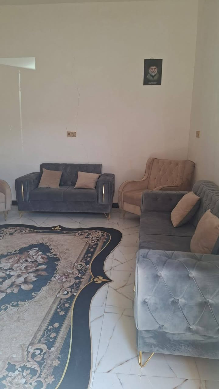سلام عليكم بيتين خلفي وامامي بطابو واحد للبيع حي التضحيه قرب مدرسة حبيب ابن مظاهر بالفرع المقابل المدرسه بمساحة ٢٤٠ 
لامامي ١٠٠ متر طابقين غرفه وصاله واستقبال مطبخ صحيات خارجيه وداخليه والفوگ ٣ غرف بنظام سويت كل غرفه مع حمام بناء طابوق سنه ٢٠٢٤ صب مسلح  والفوك عگاده 
الخلفيه ١٤٠ دربونه ٢ مترين عدل بناء فرمستون عگاده غرفتين ومطبخ وصاله واستقبال وصحيات 
التواصل *********** سعر ٢٦٥ للكل
