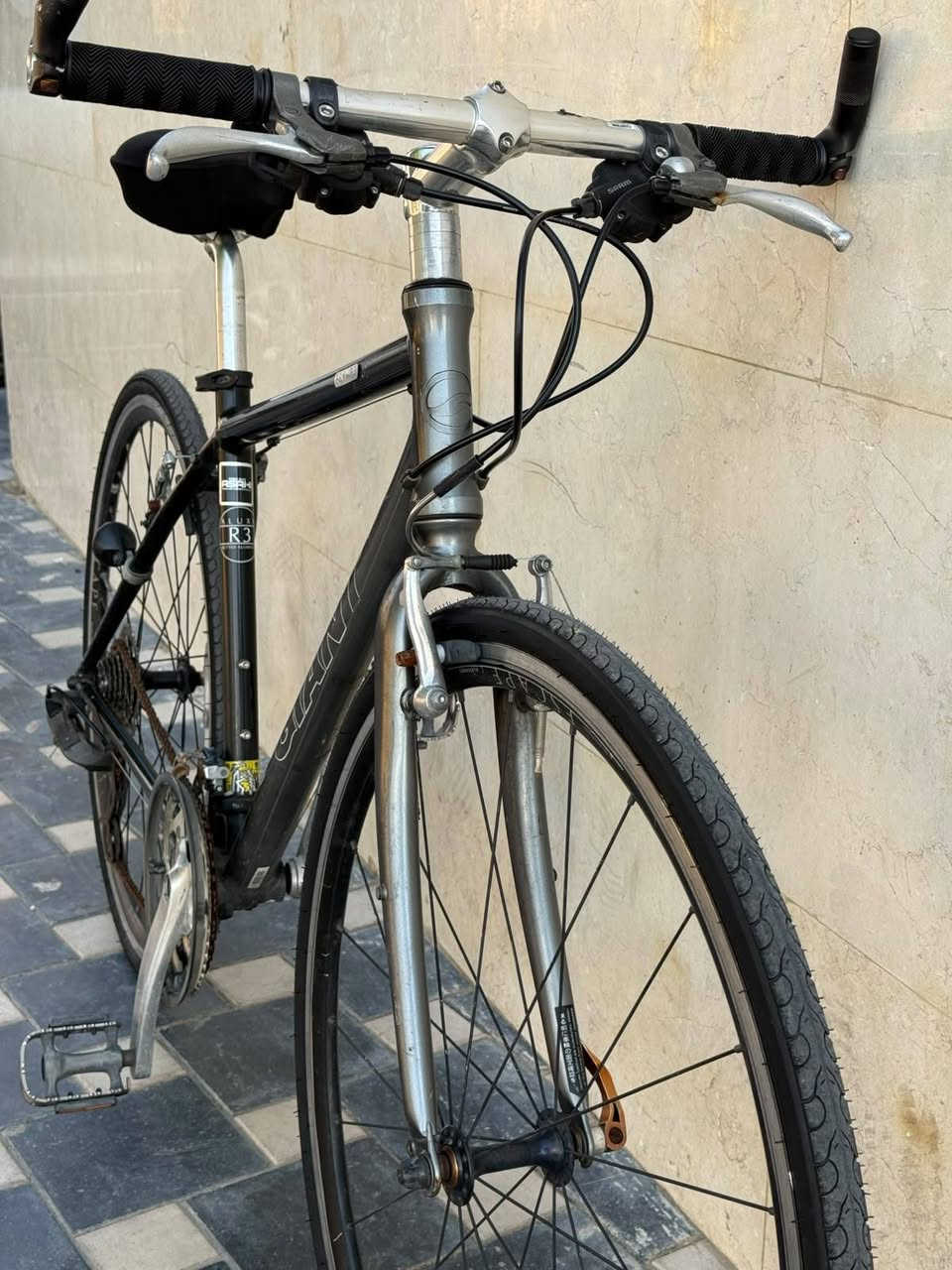 سلام وعليكم
بايك c700 من ماركه GIANT المعروفه 
البايك كسر حاويه 
معدن فول المنيوم خفيف الوزن 
حجم البايك 28 
البايك جاهز من كلشي 
سستم كير SRAM  3.8
يدات سحب دفع 
وياله المنيوم طبقتين موس 
بريكات سستم teacra  
البليك كله ختم واحد escape
مكان بغداد الاعضميه 
سعر البايك 165 وبي مجال 
للحاب يتفضل خاص او ***********
