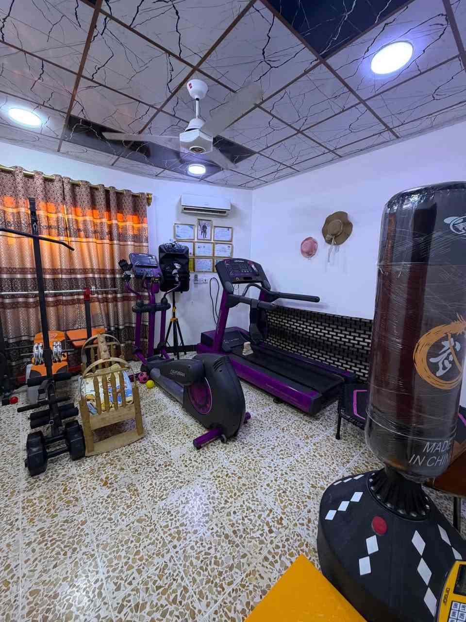 دار للبيع حي الزنجلي قرب شارع الاطباء

المساحة 236 متر واجهة 14 متر ركن

سند طابو ملك صرف 

الدار مكون من طابق واحد وغرفه

الاول هول استقبال مطبخ صحيات غرفتين نوم 

السعر 155 مليون

مكتب العمران

***********
***********
