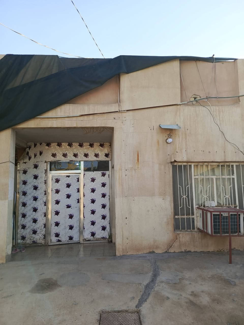 يا الله للبيع دار طابو زراعي سند 25 المساحه 760متر غرفتين نوم وهول واستقبال ومطبخ خلف الدار بيت ثاني استقبل ومطبخ  مسقف كامل ورديه خارج سنتر على الجدول الورديه مقابل جامع علي كحيوش السعر خاص ابو مصطفى للعقار ***********☝☝☝
